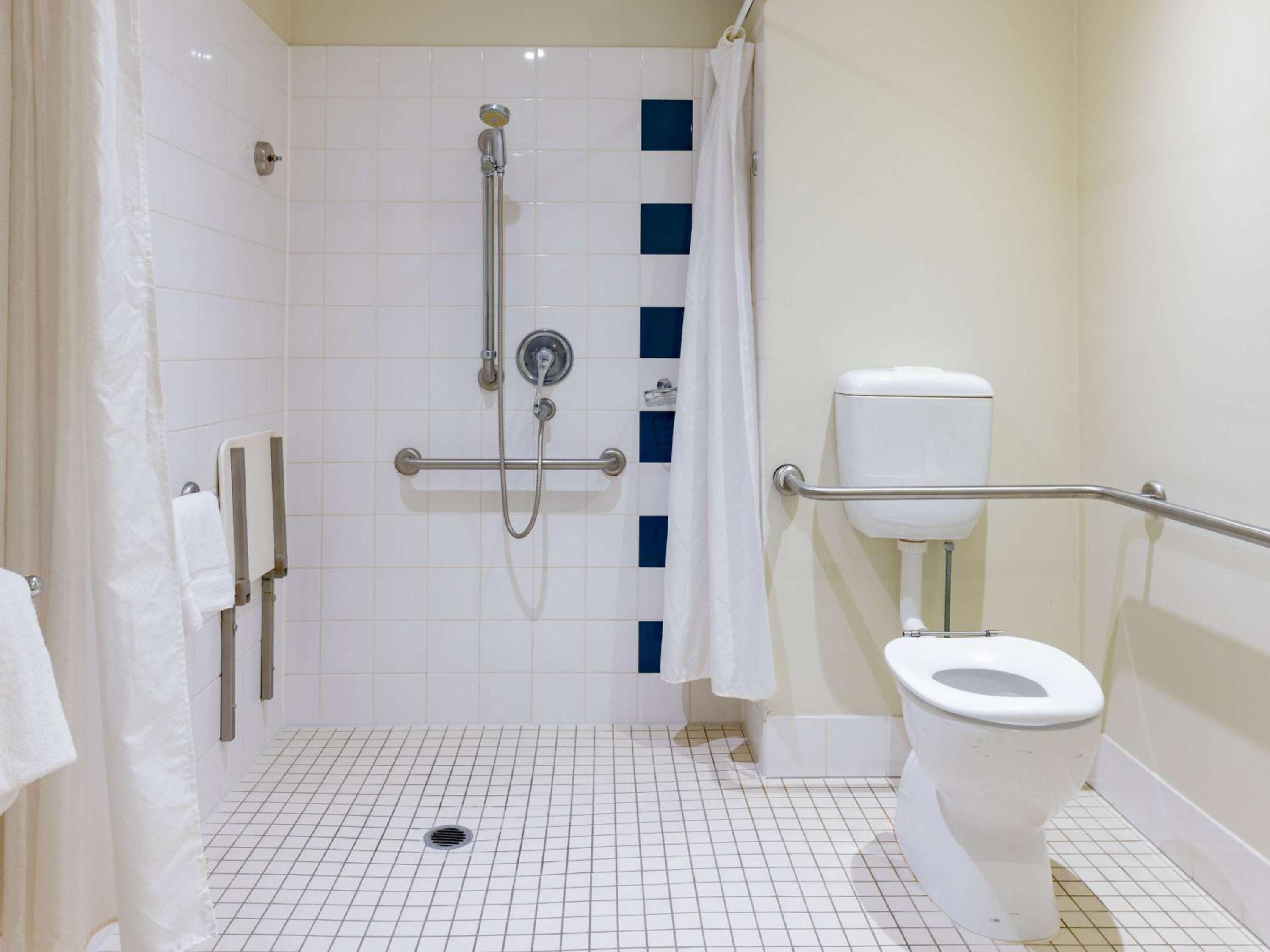 Superior Accessible Queen Room - Photo 4