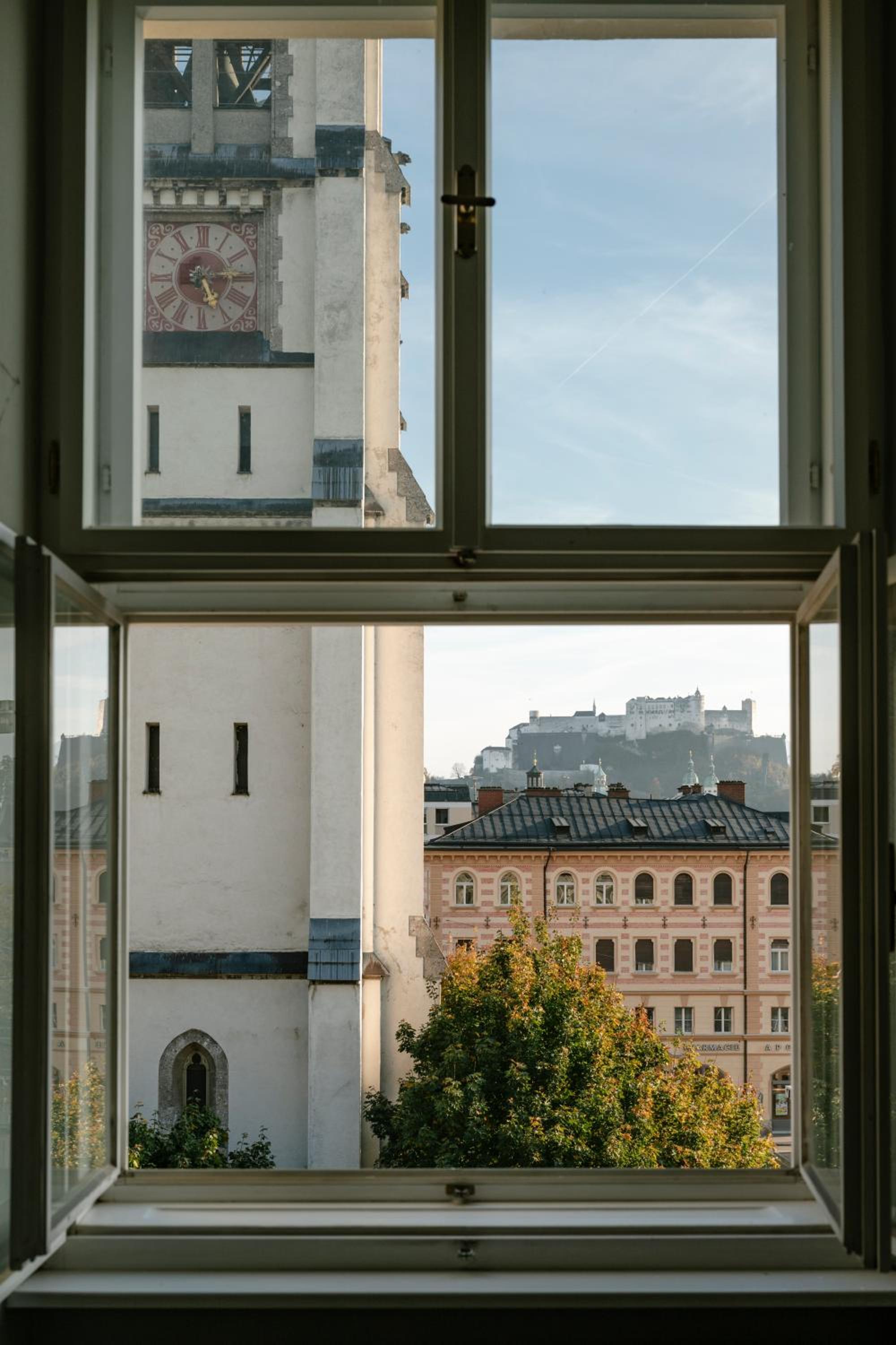 SIGNATURE andrä with castle view photo 1