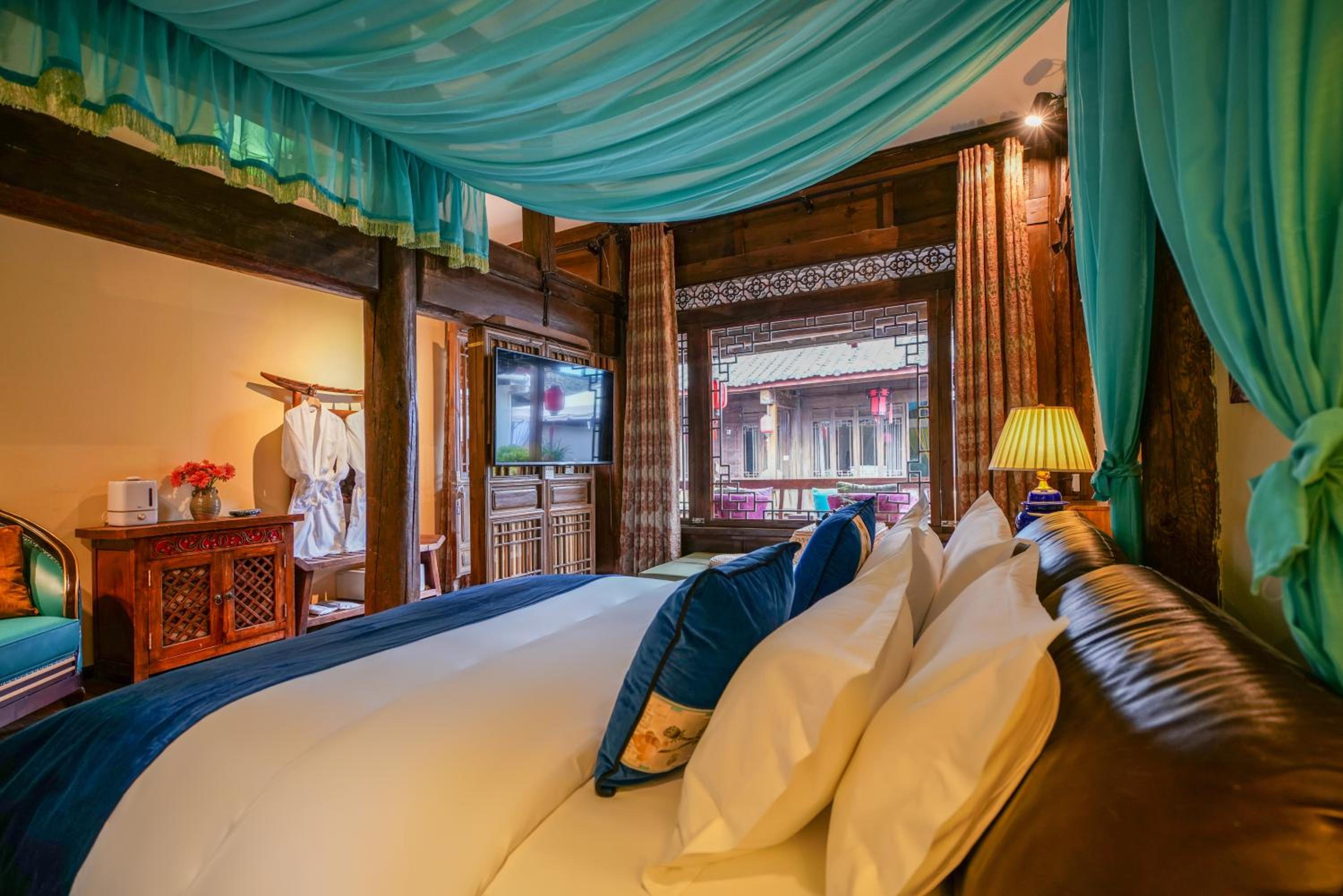 Queen Suite With Spa Bath photo 2