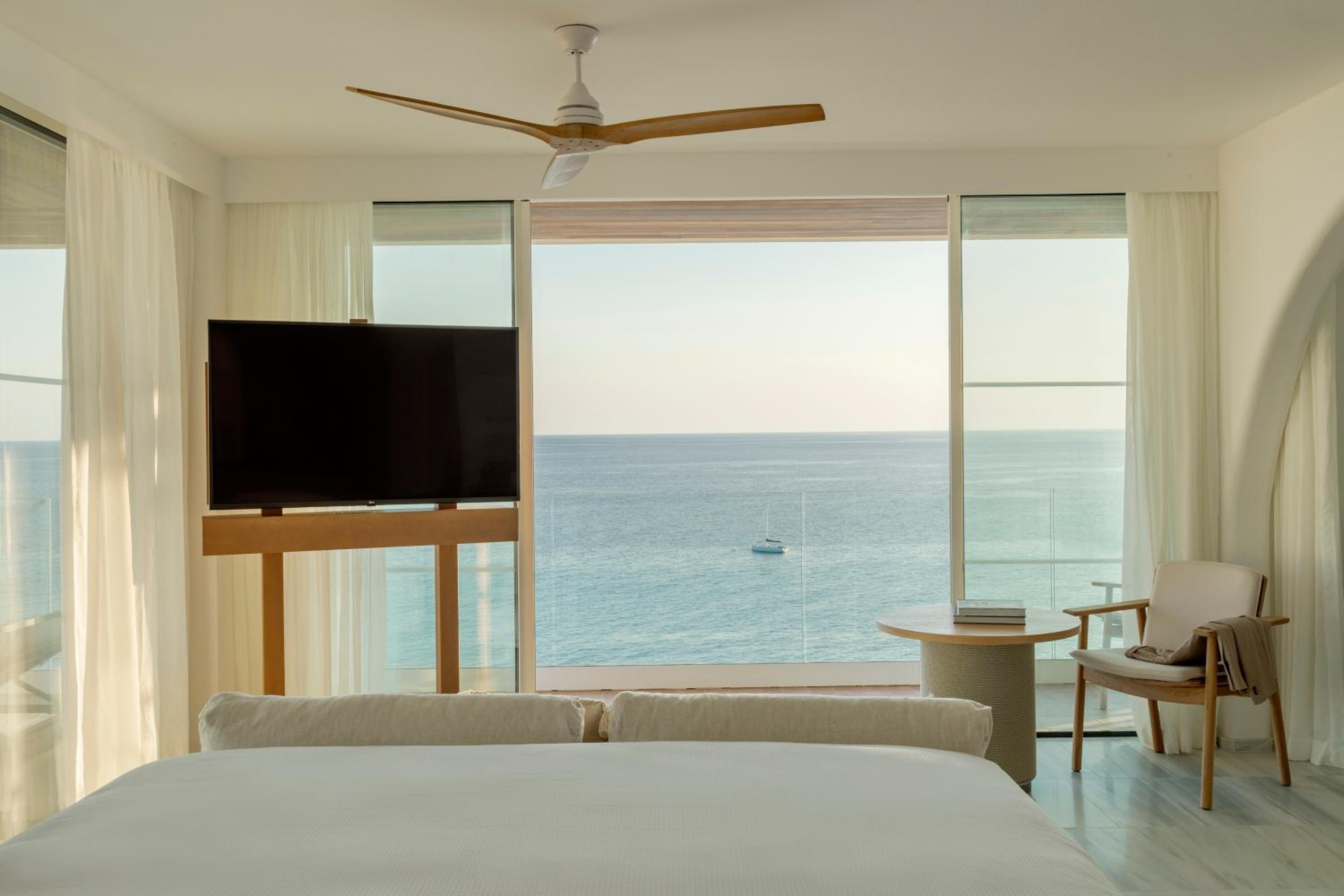 Ocean Suite Sea View with Terrace Bathtub - Photo 3