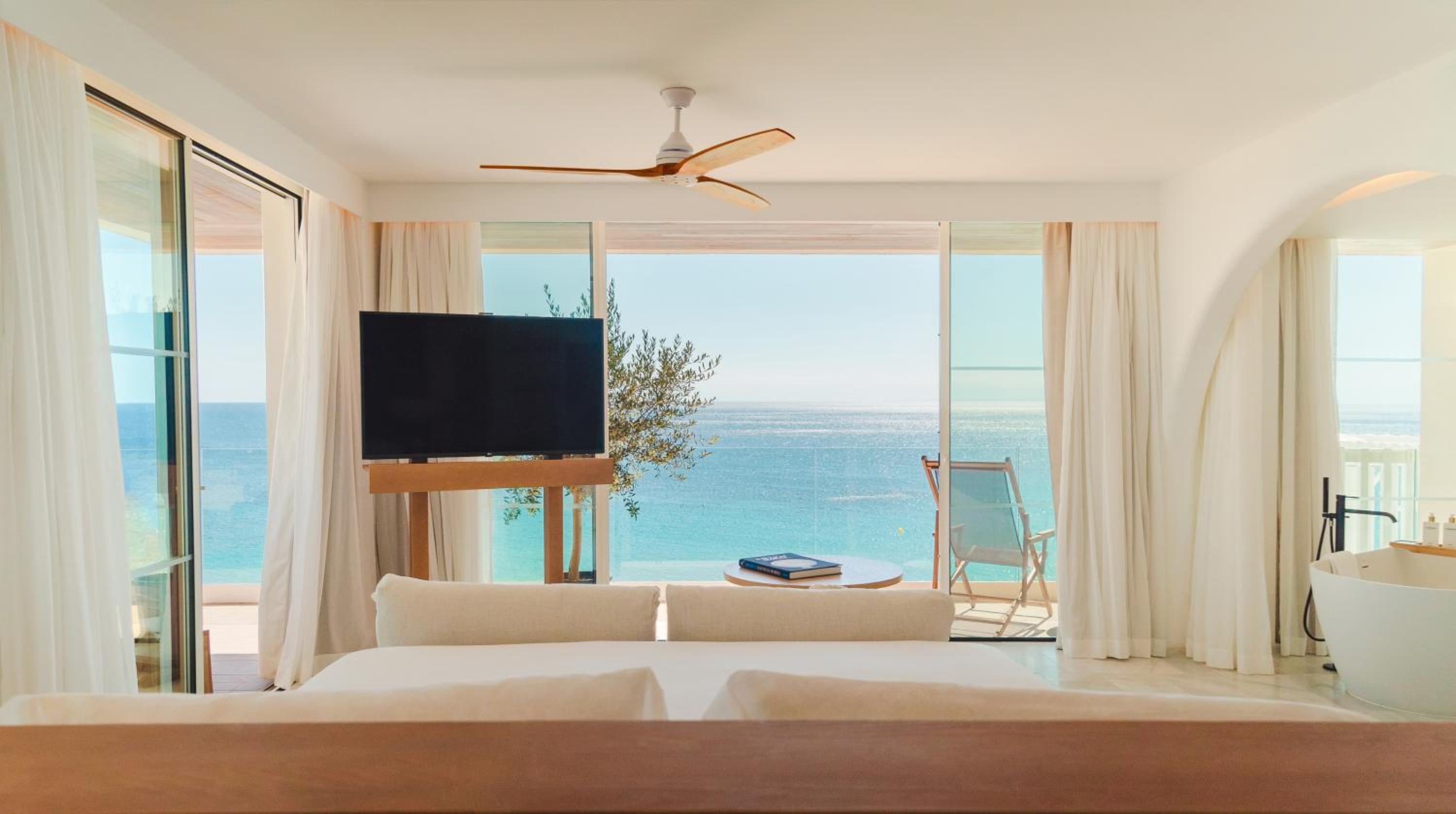 Ocean Suite Sea View with Terrace Bathtub - Photo 8