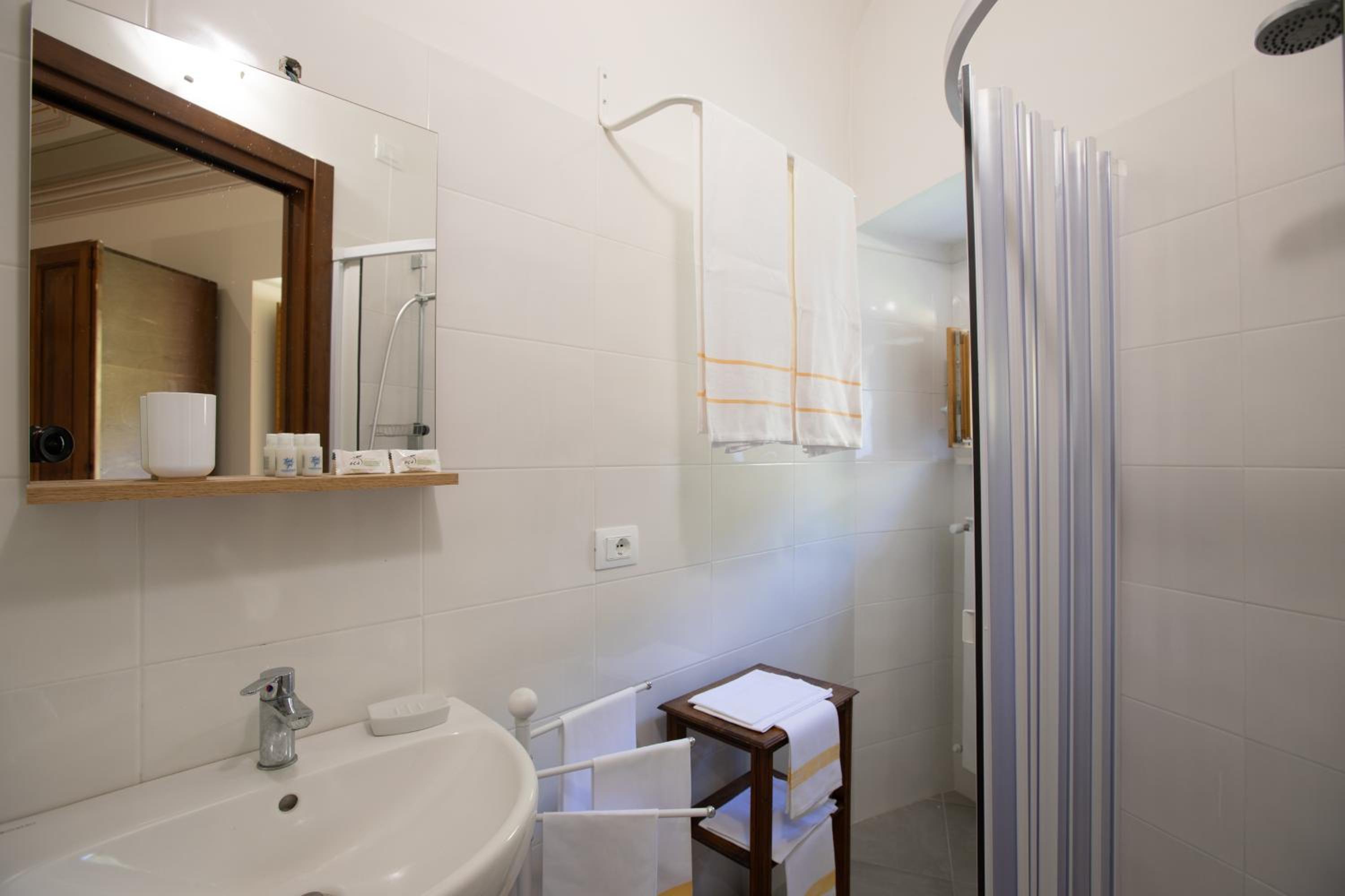 Double or Twin Room - Photo 9
