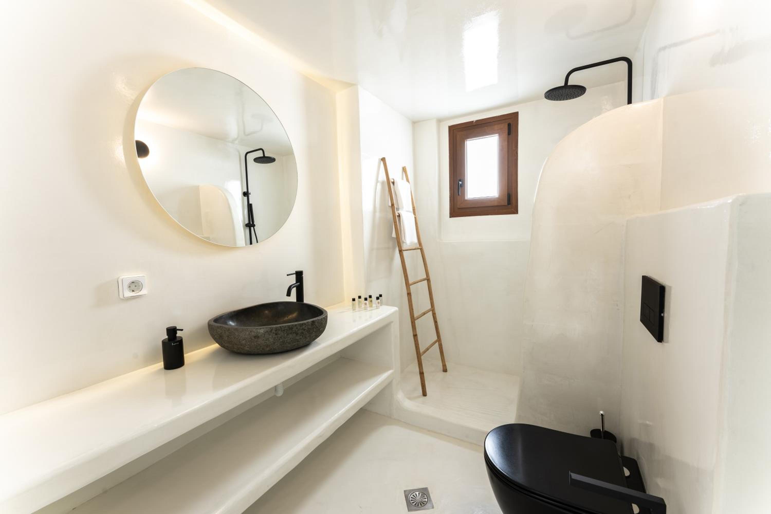Deluxe Suite with Outdoor Hot Tub & Sea View - Photo 5