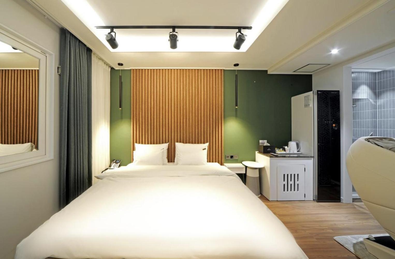 Suite - Photo 1