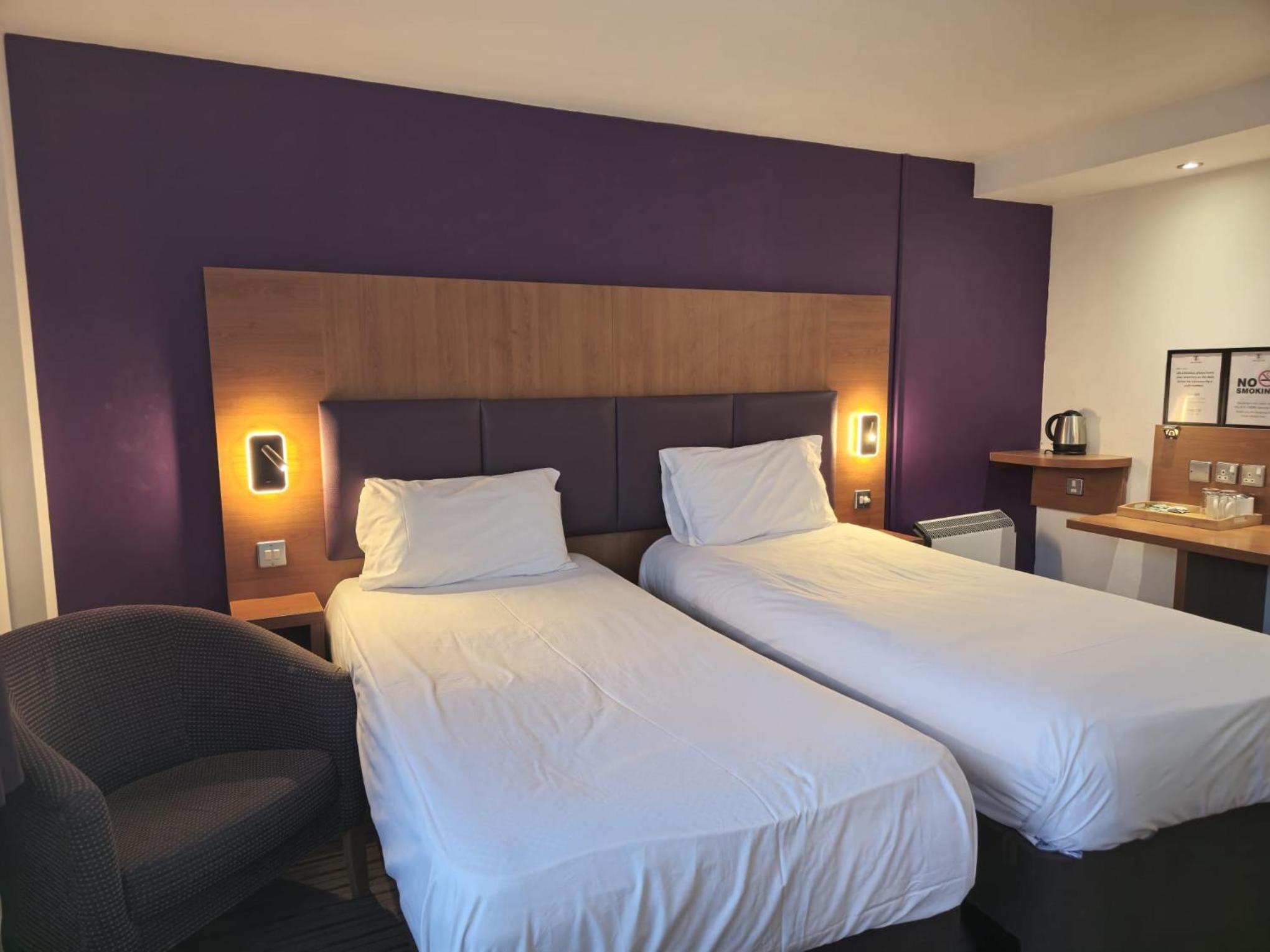 Standard Twin Room - Photo 3