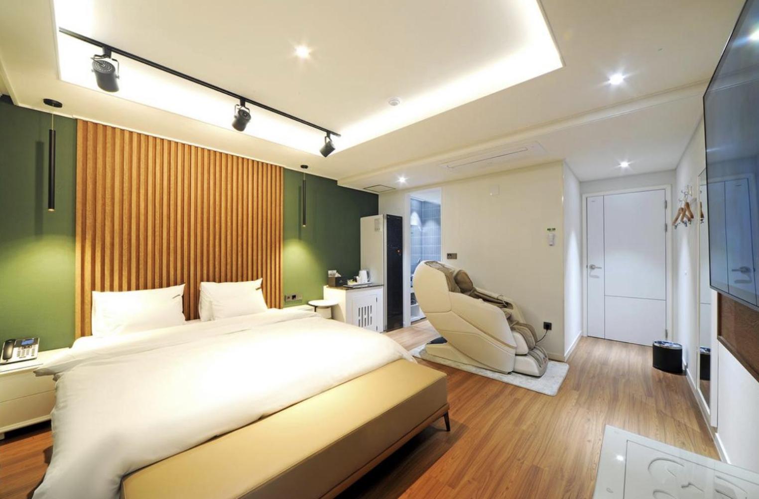 Suite - Photo 3