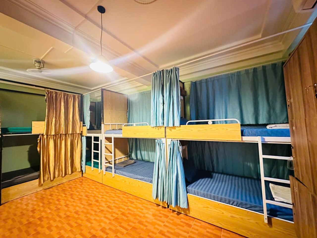 8-Bed Mixed Dormitory Room photo 3