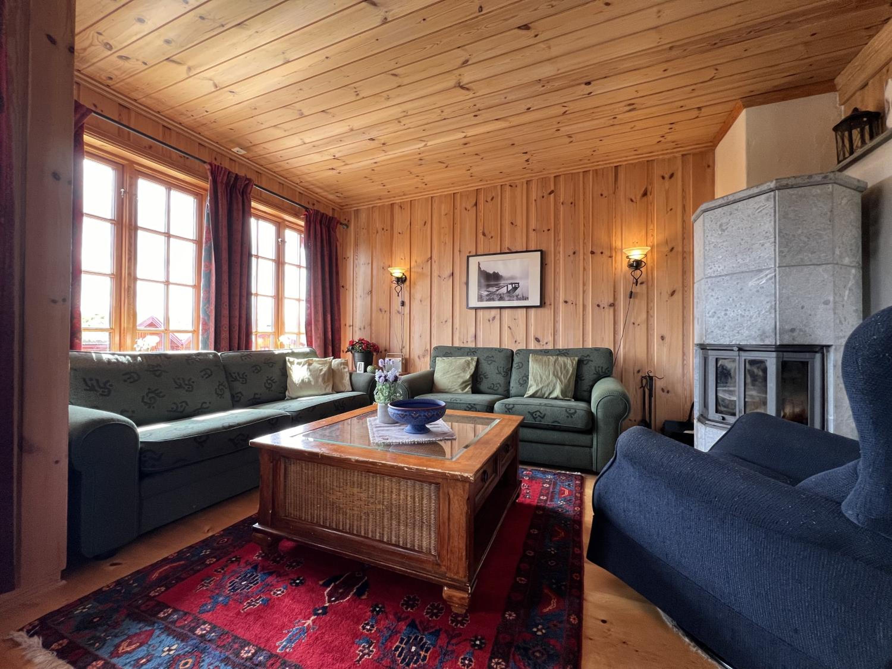Four-Bedroom Apartment with Balcony  photo 2