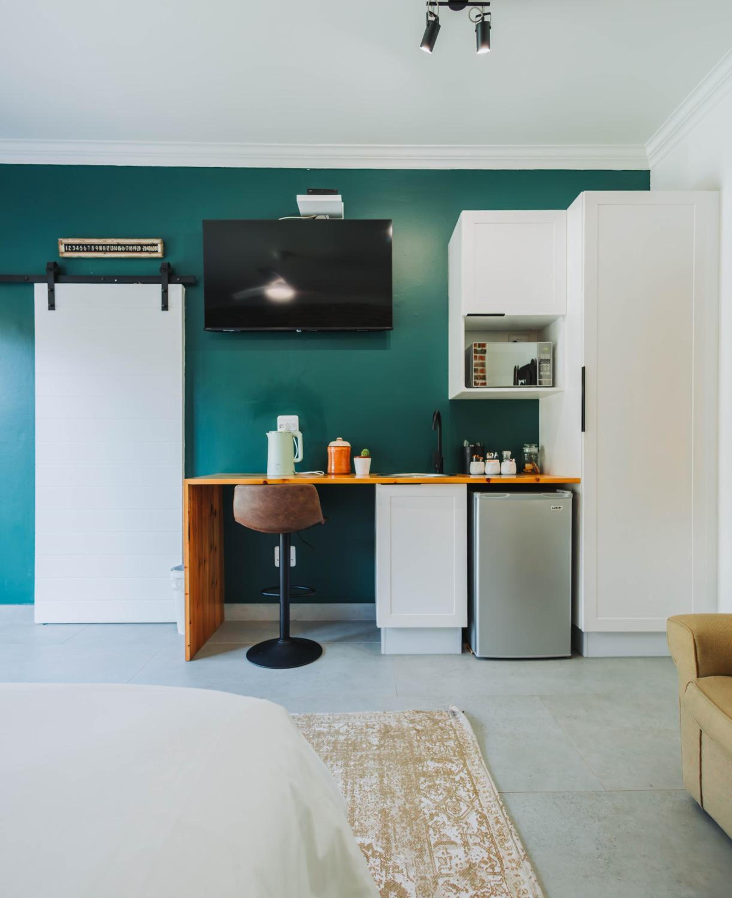 Twin Room with Pool View - Photo 3