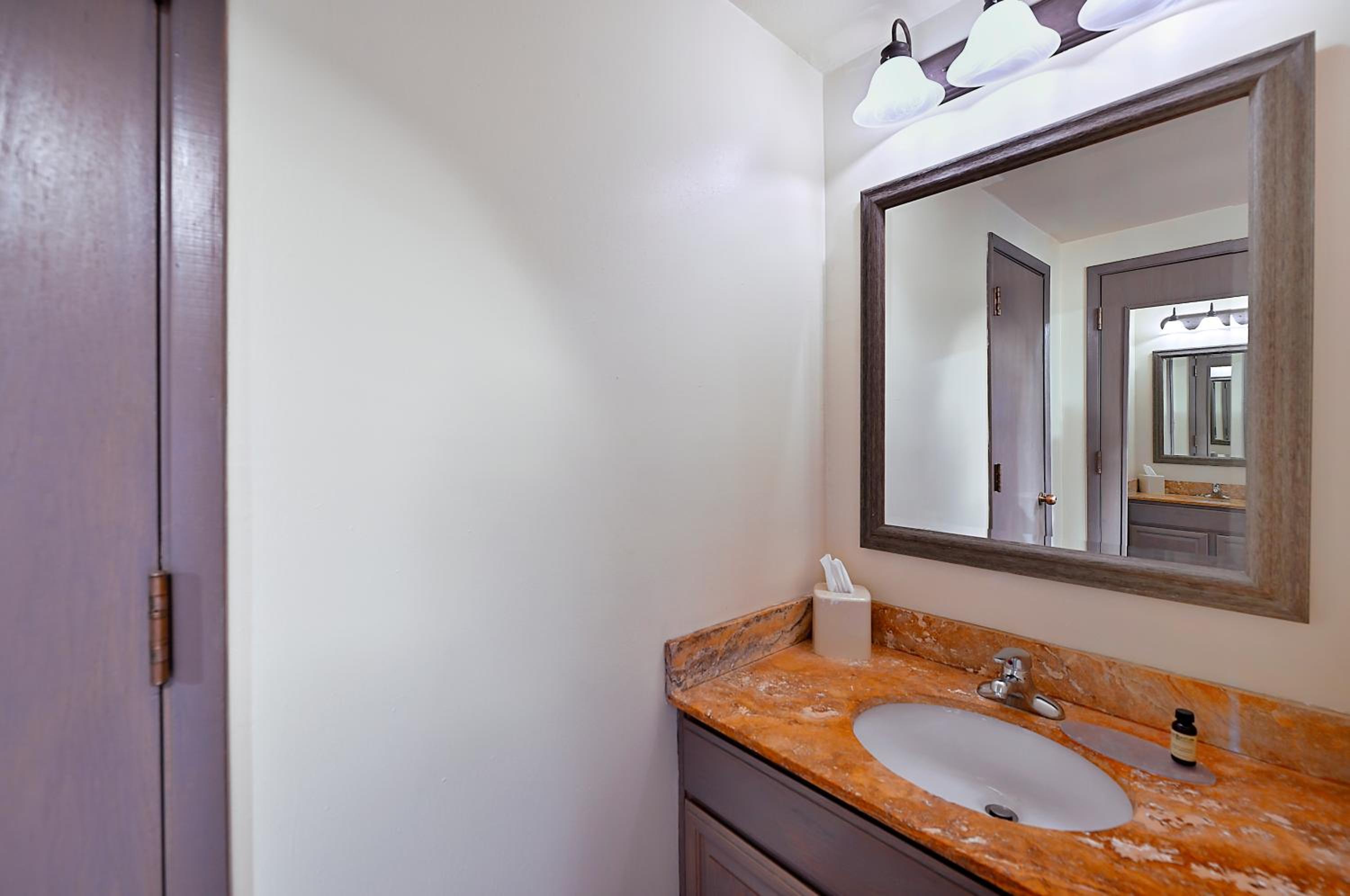Kiva King Suite - Photo 5