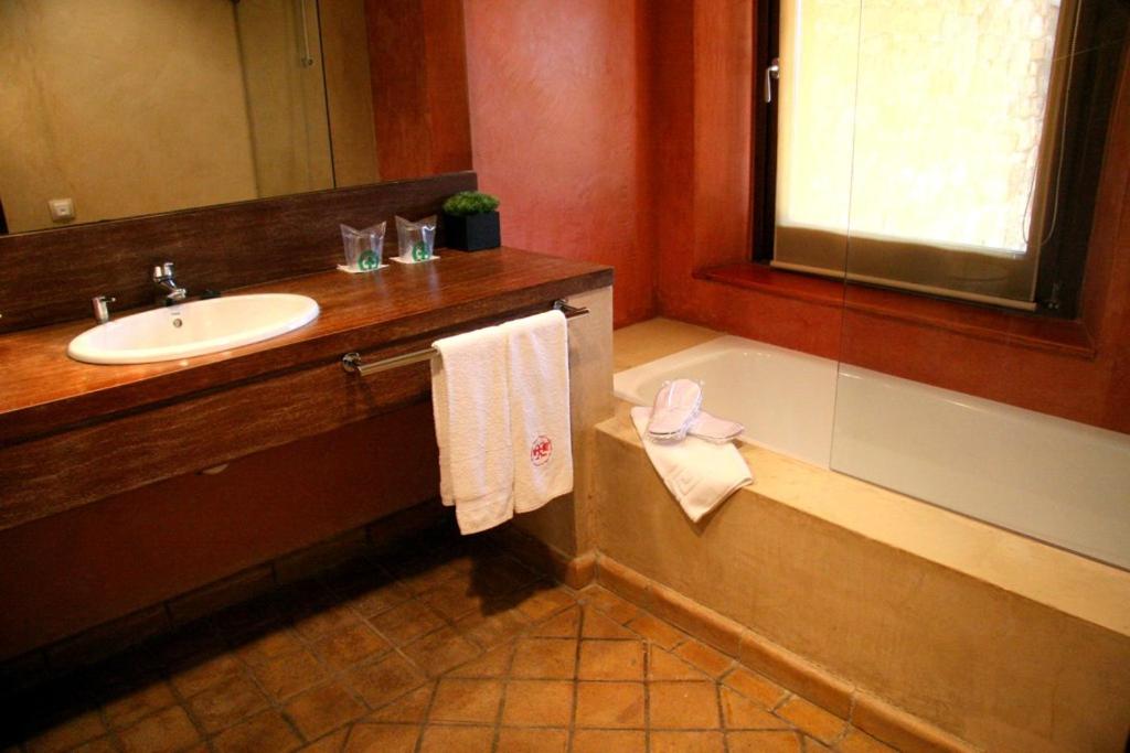 Standard Double Room - Photo 9
