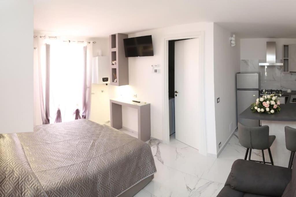 One-Bedroom Apartment photo 1