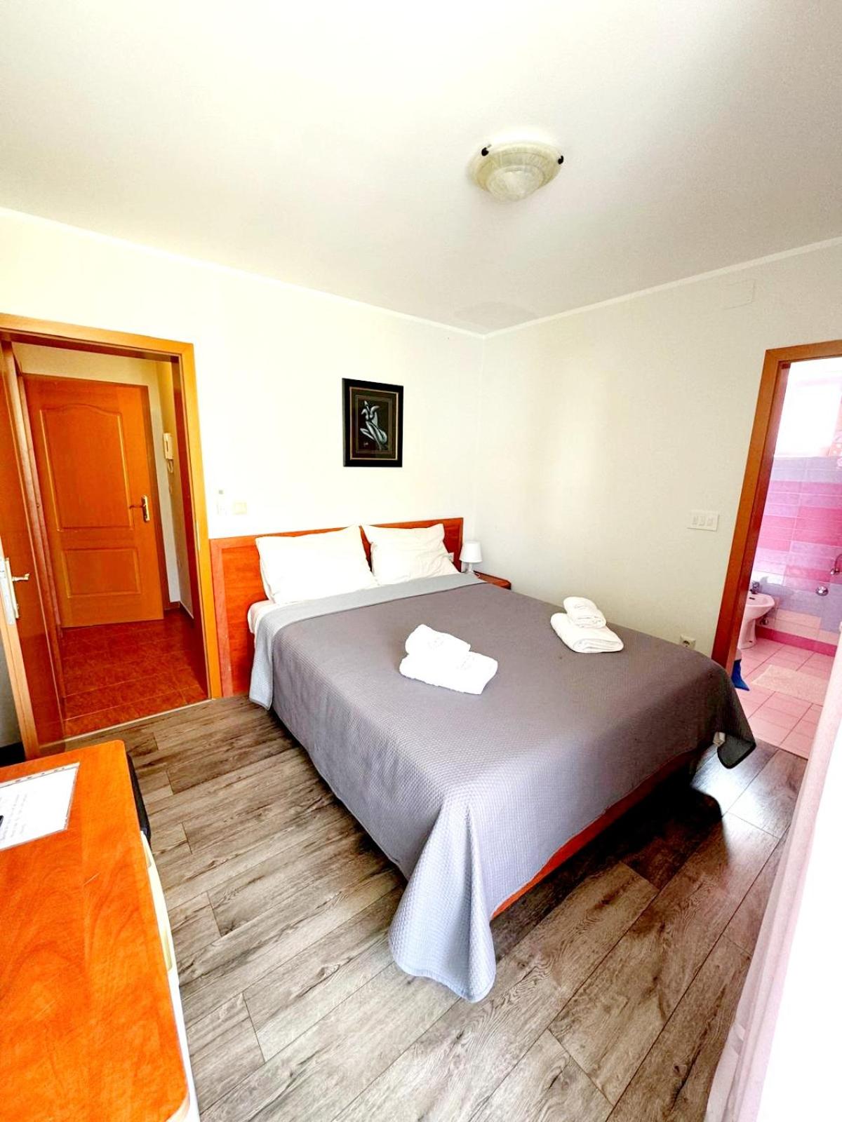 Queen Room with Balcony photo 1