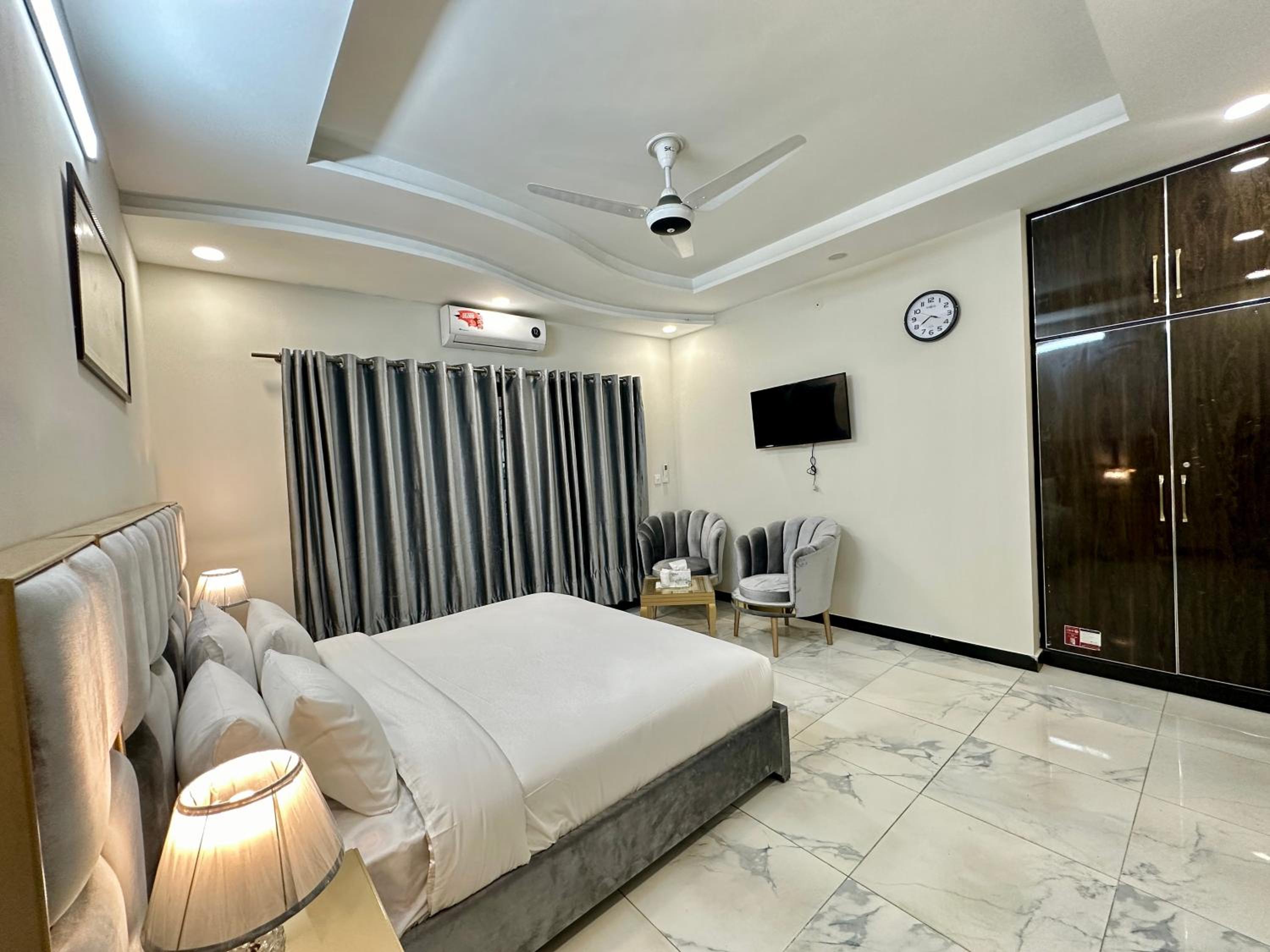 Deluxe Double Room (2 Adults + 1 Child)