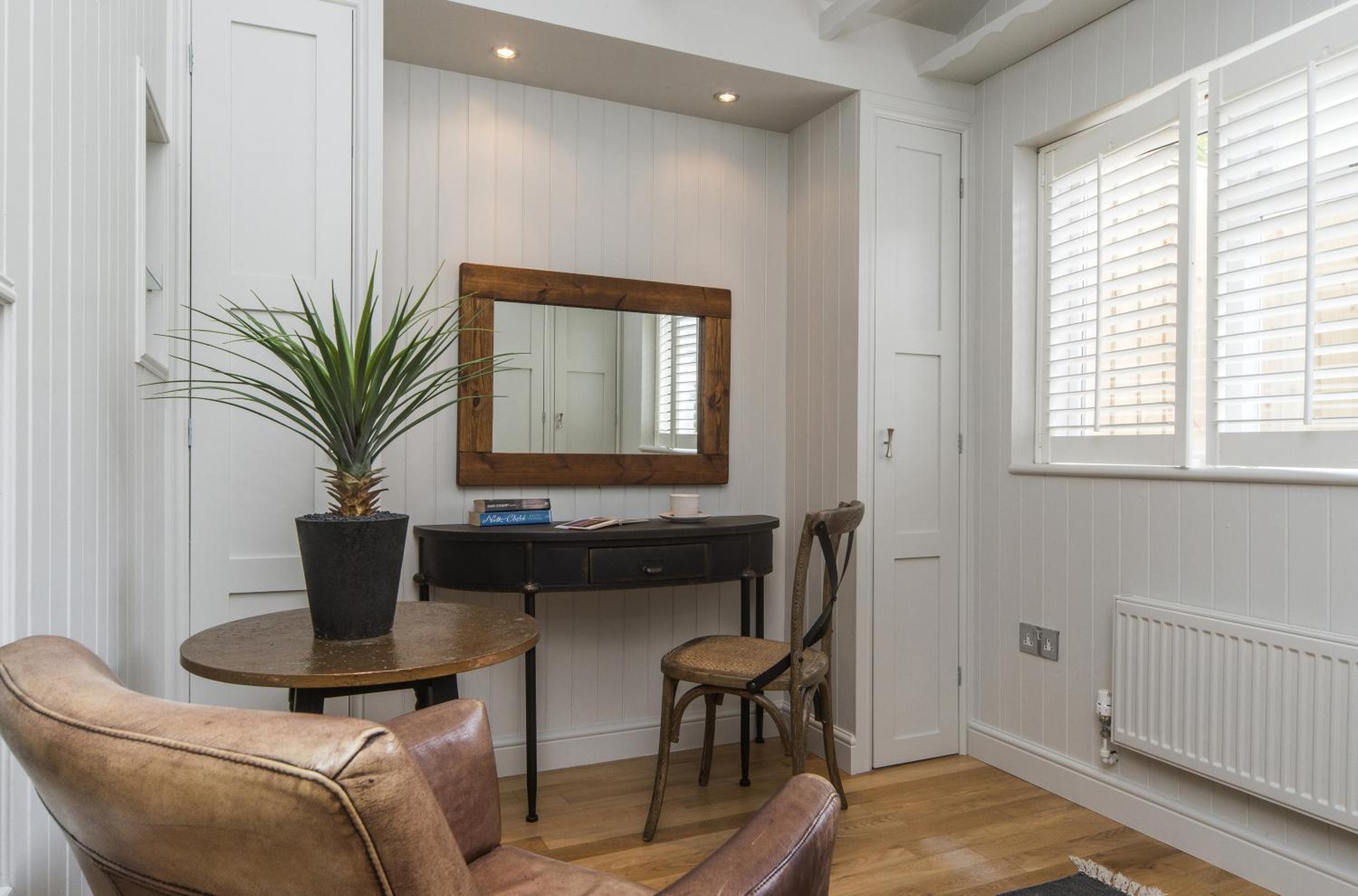 Superior King Room - Photo 2