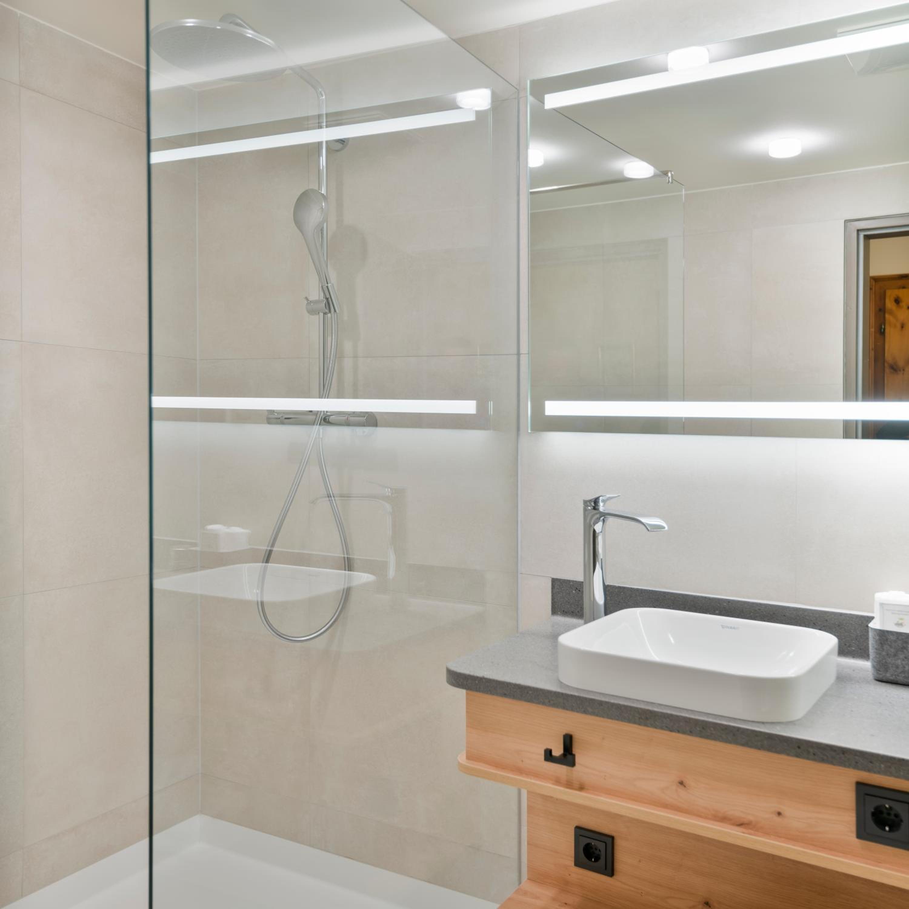 Deluxe Double Room with Shower - Photo 7