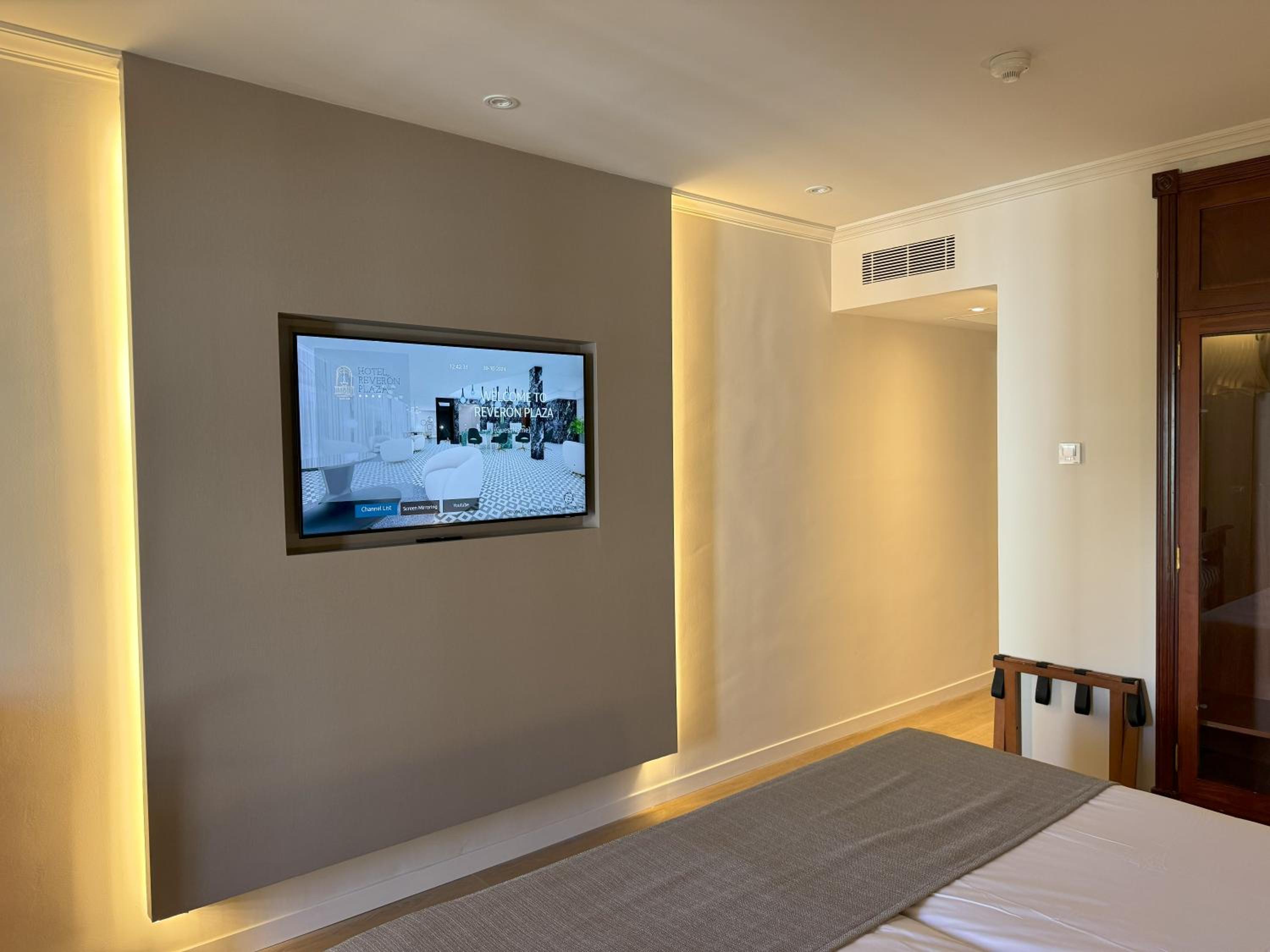 Double or Twin Room with Partial Sea View photo 3