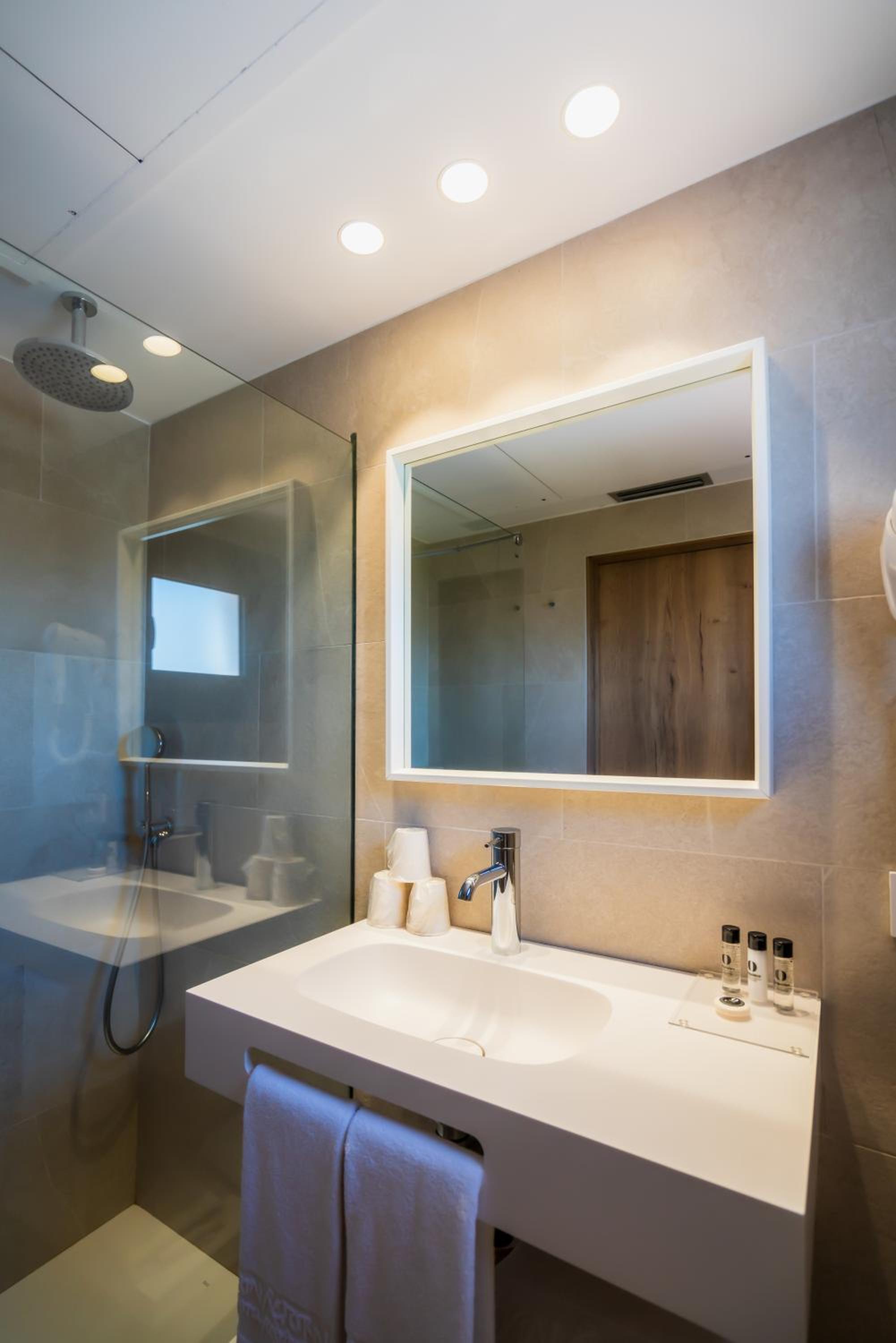 Double or Twin Room - Photo 9