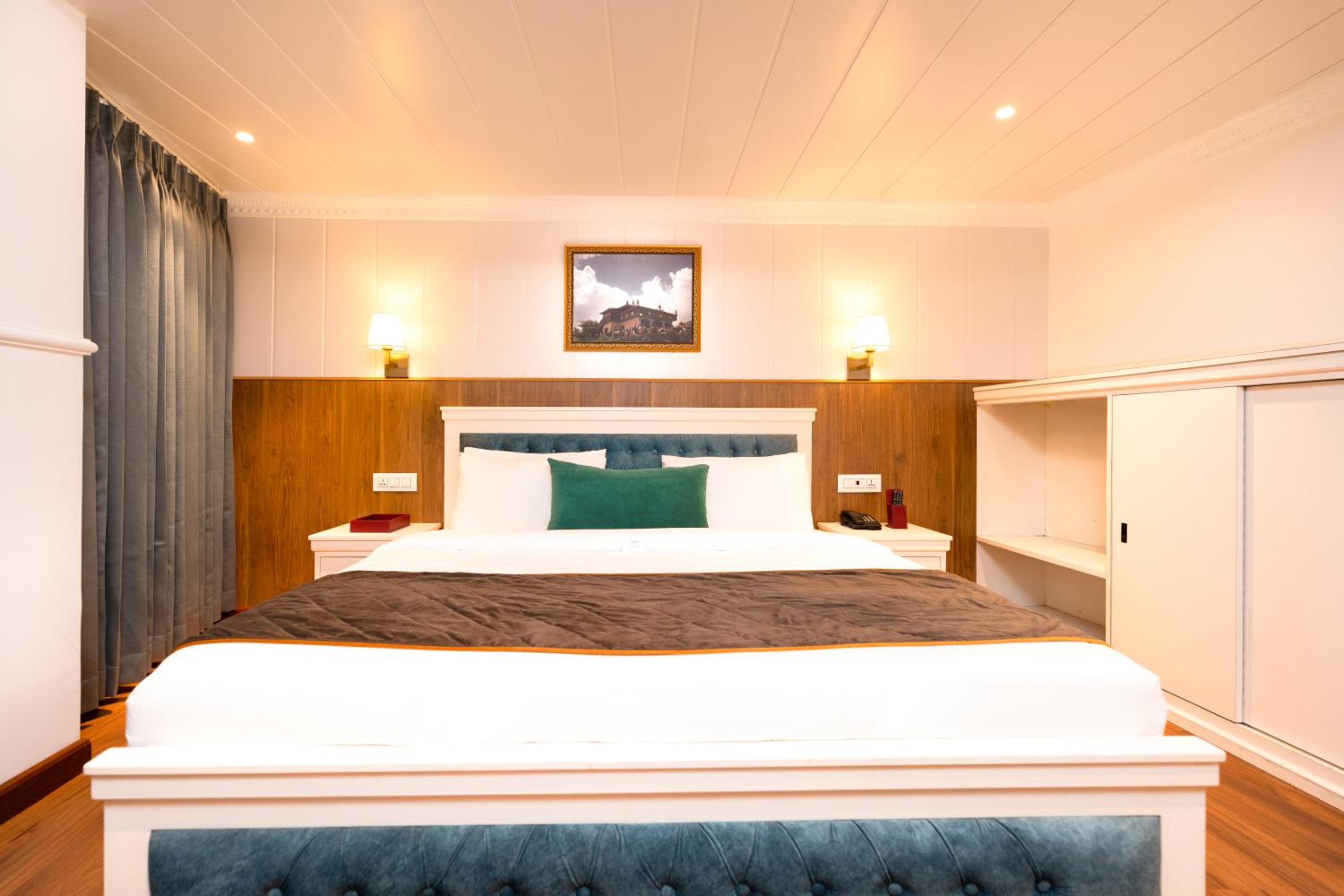 Premium View Room with Sofa Cum Bed - Photo 4