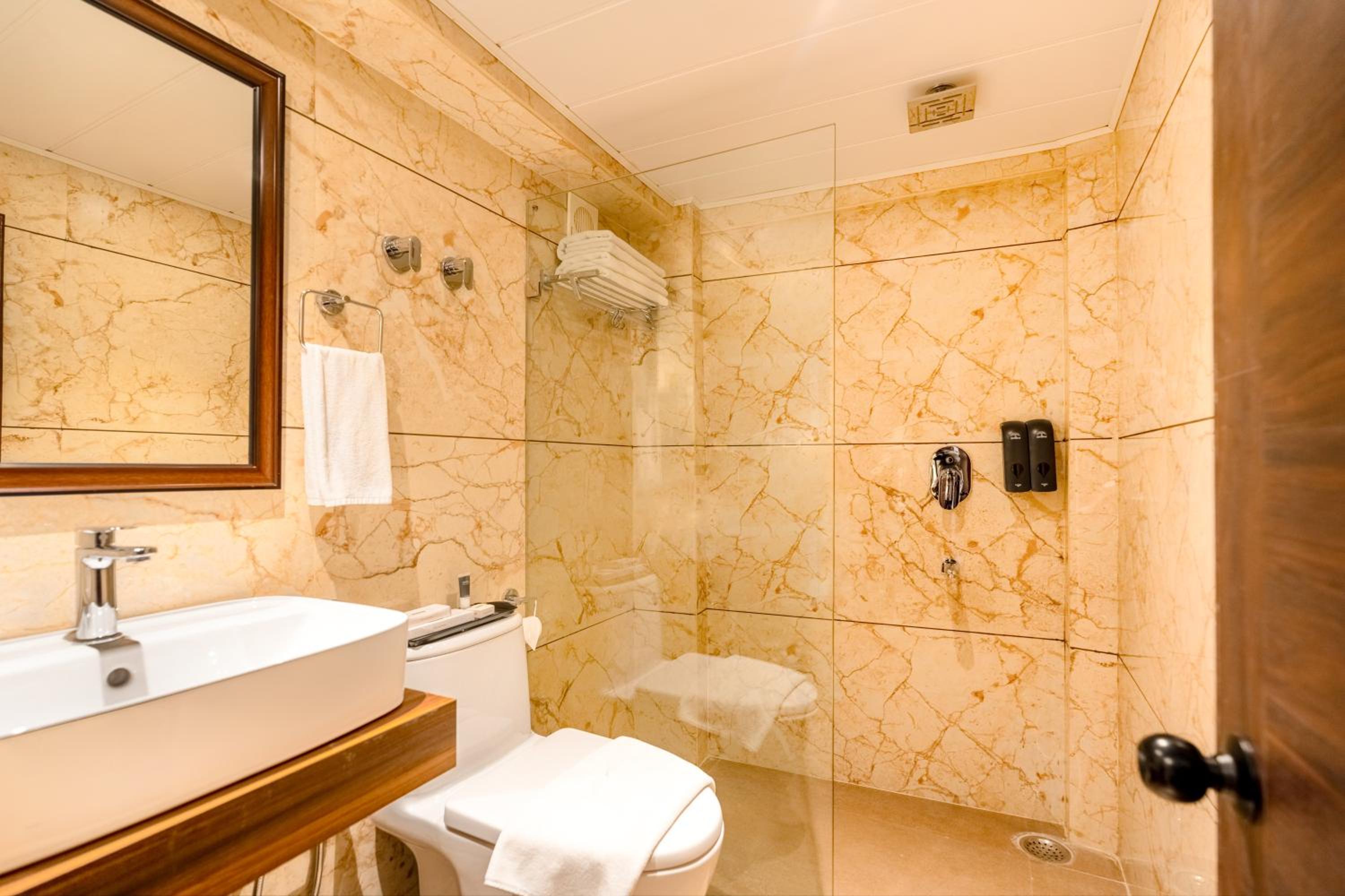Premium View Room with Sofa Cum Bed - Photo 3