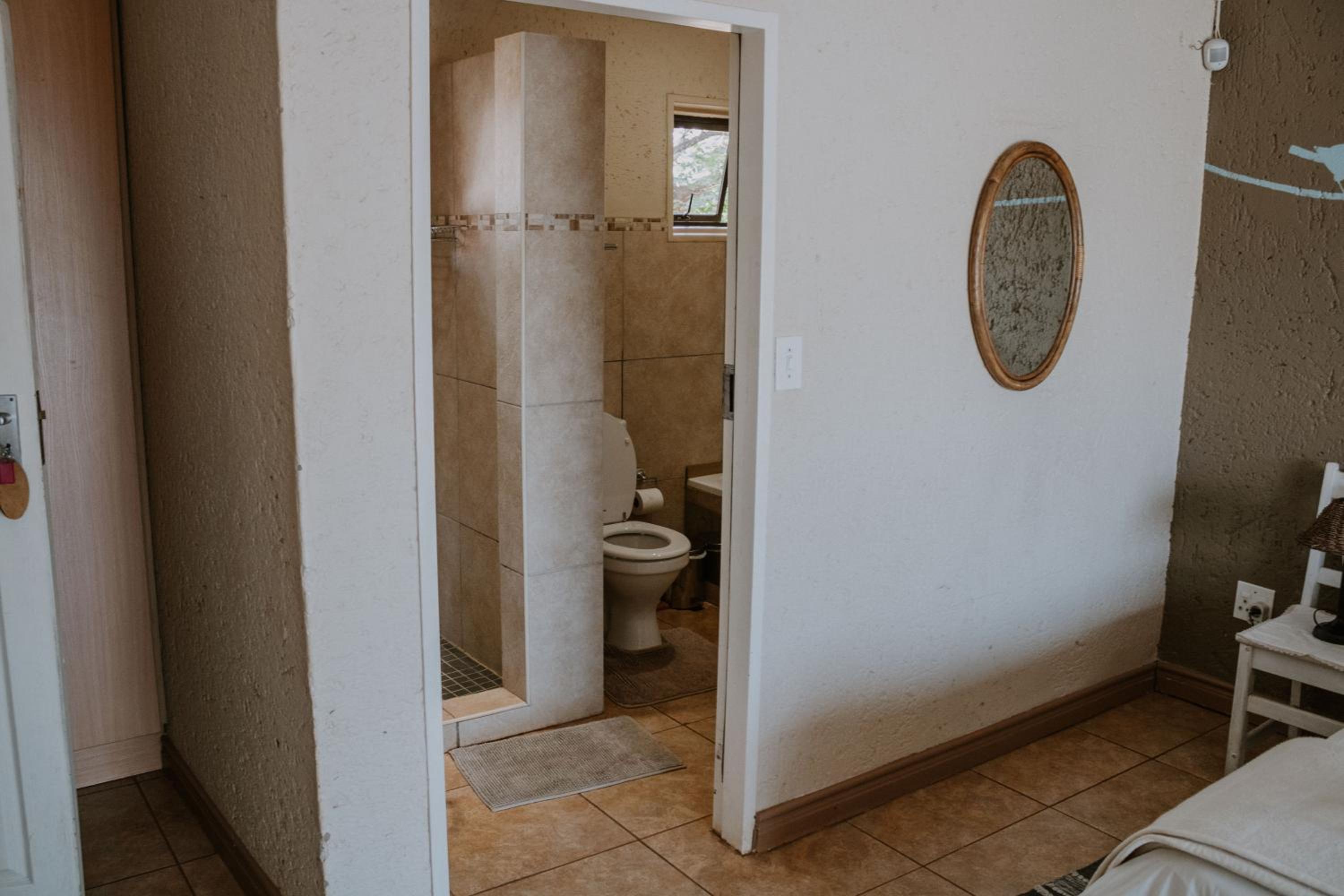 Family Room with Shared Bathroom photo 3