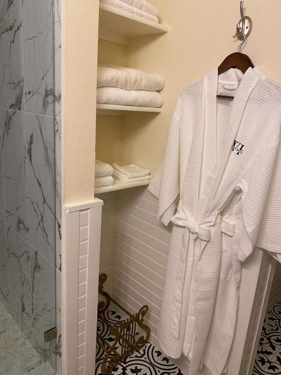 Queen Room photo 2
