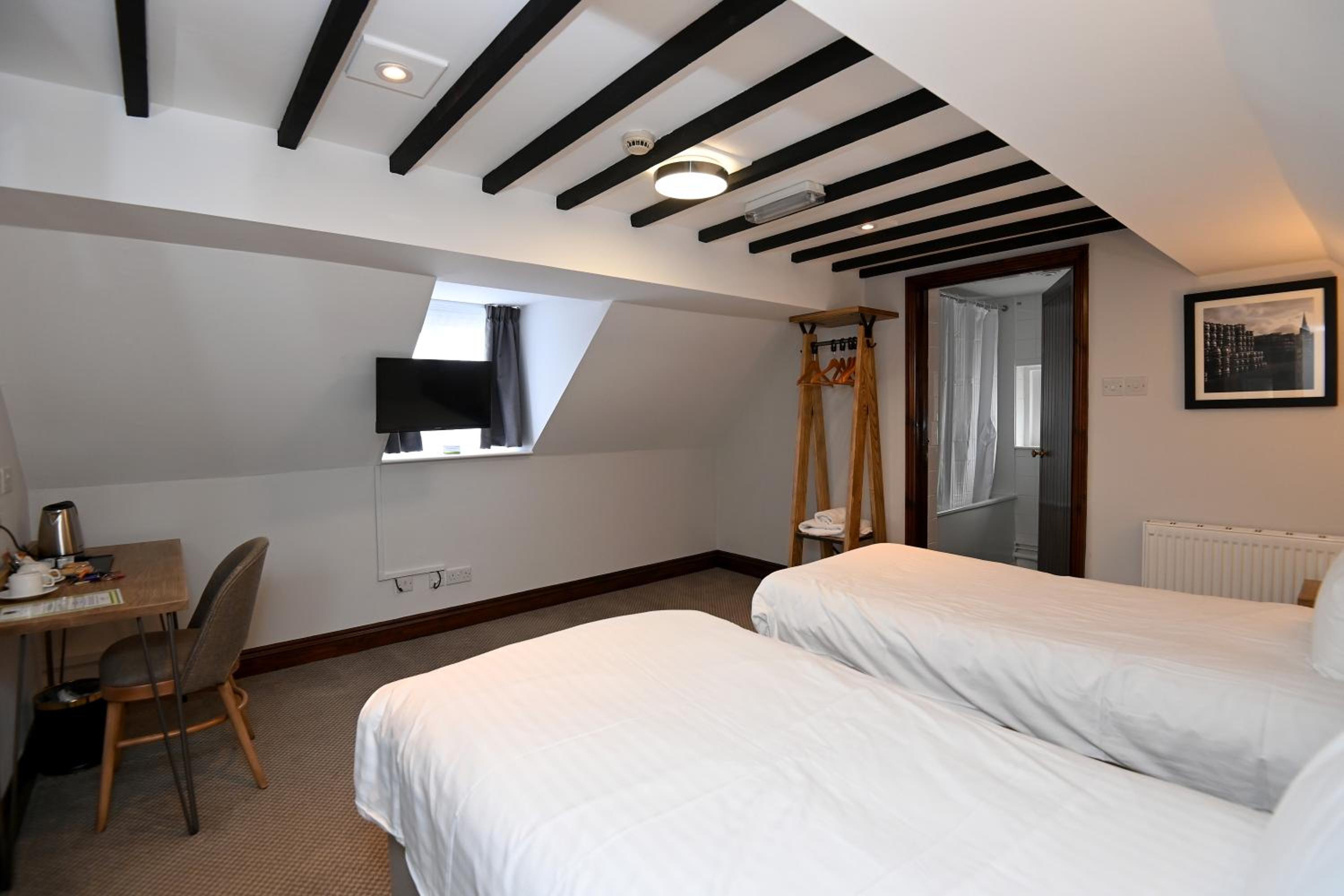 Standard Twin Room - Photo 6