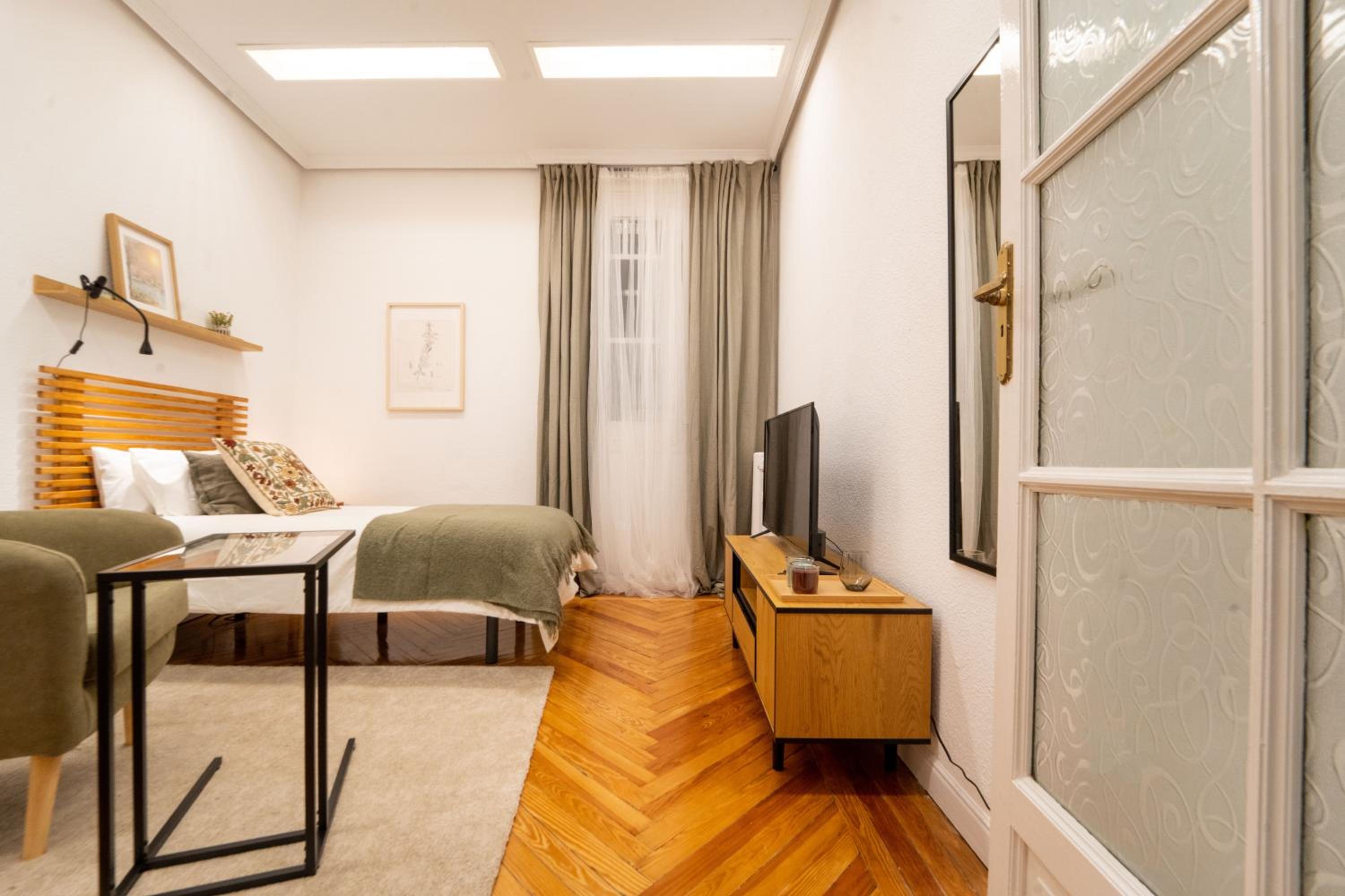 Habitación individual con baño privado externo.