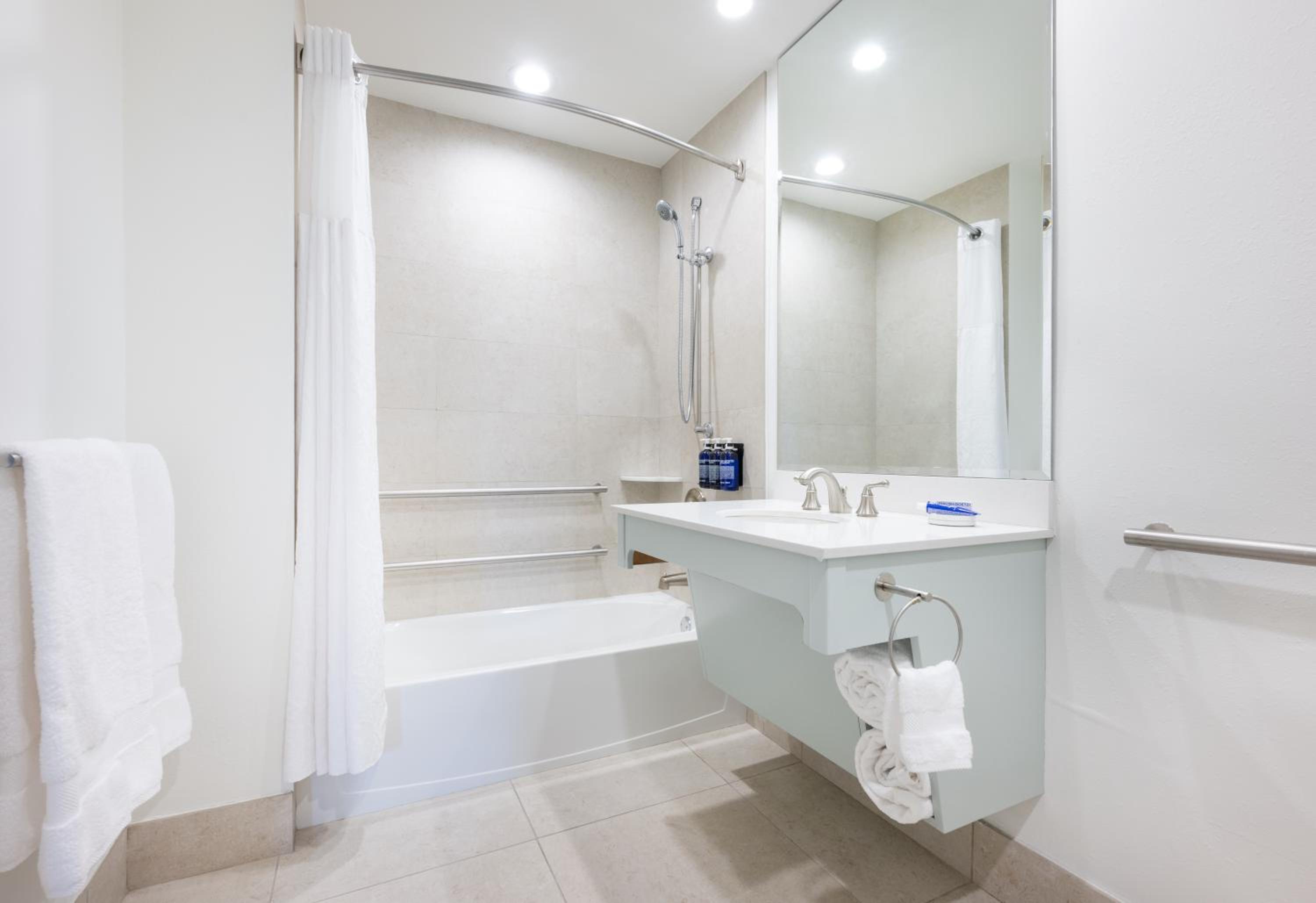 Brand New Cabana Poolside Room King Mobility Accessible - Photo 3