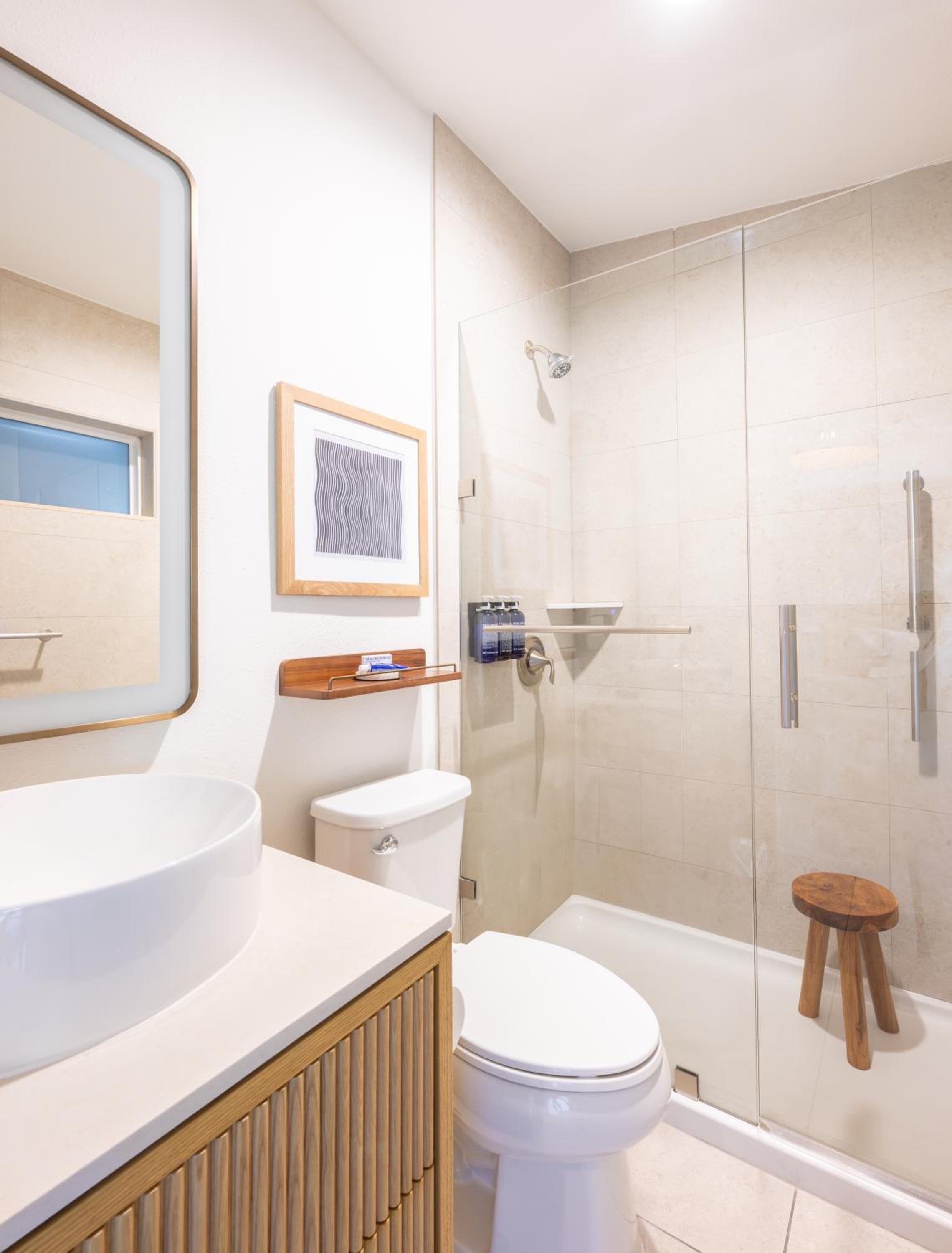	Brand New Cabana Poolside Room 2 Queen Hearing Accessible - Photo 2