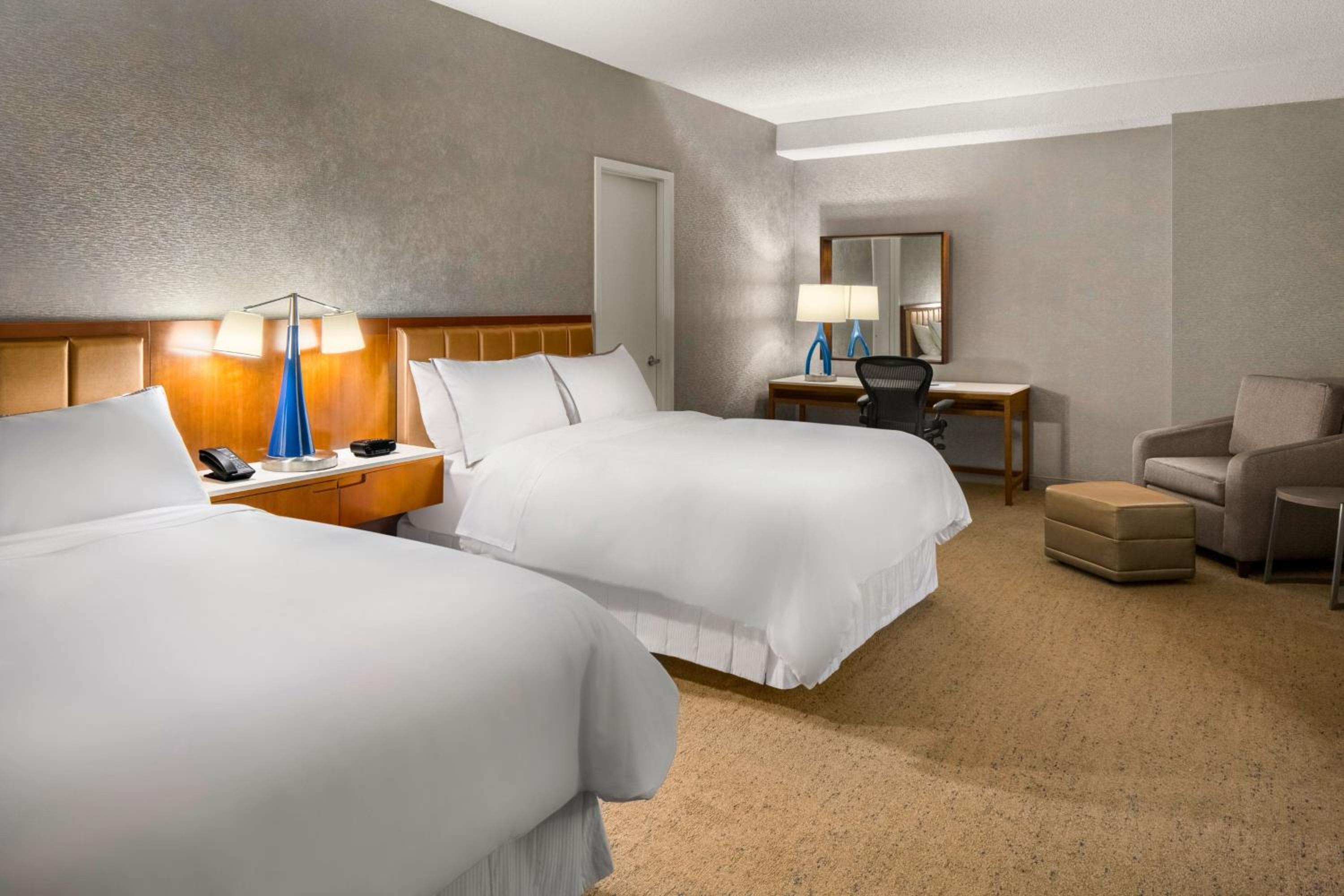 One-Bedroom Corner Suite with Two Queen Beds - Photo 7