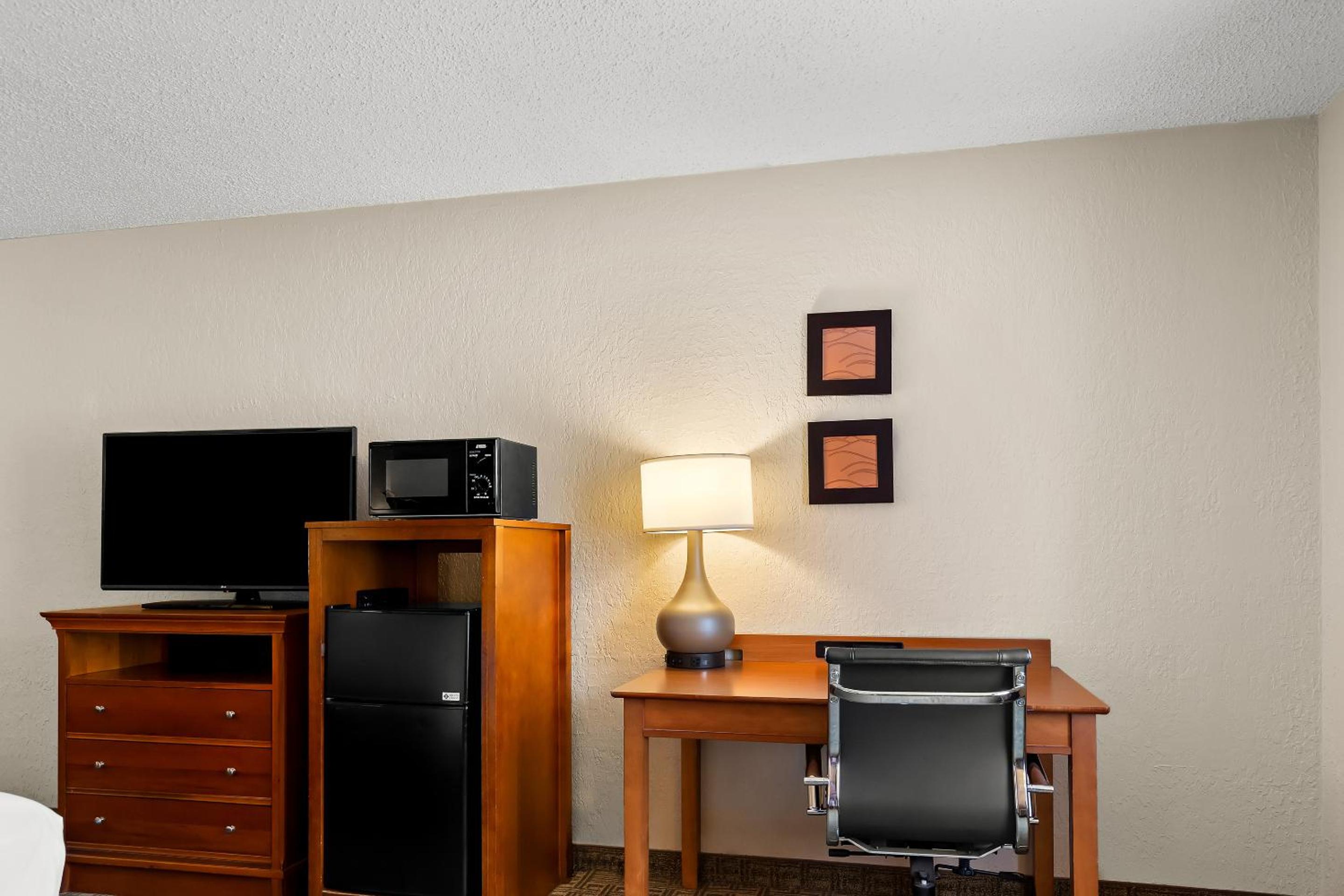 Upgraded Business Room with Two Queen Beds - Non-Smoking photo 2