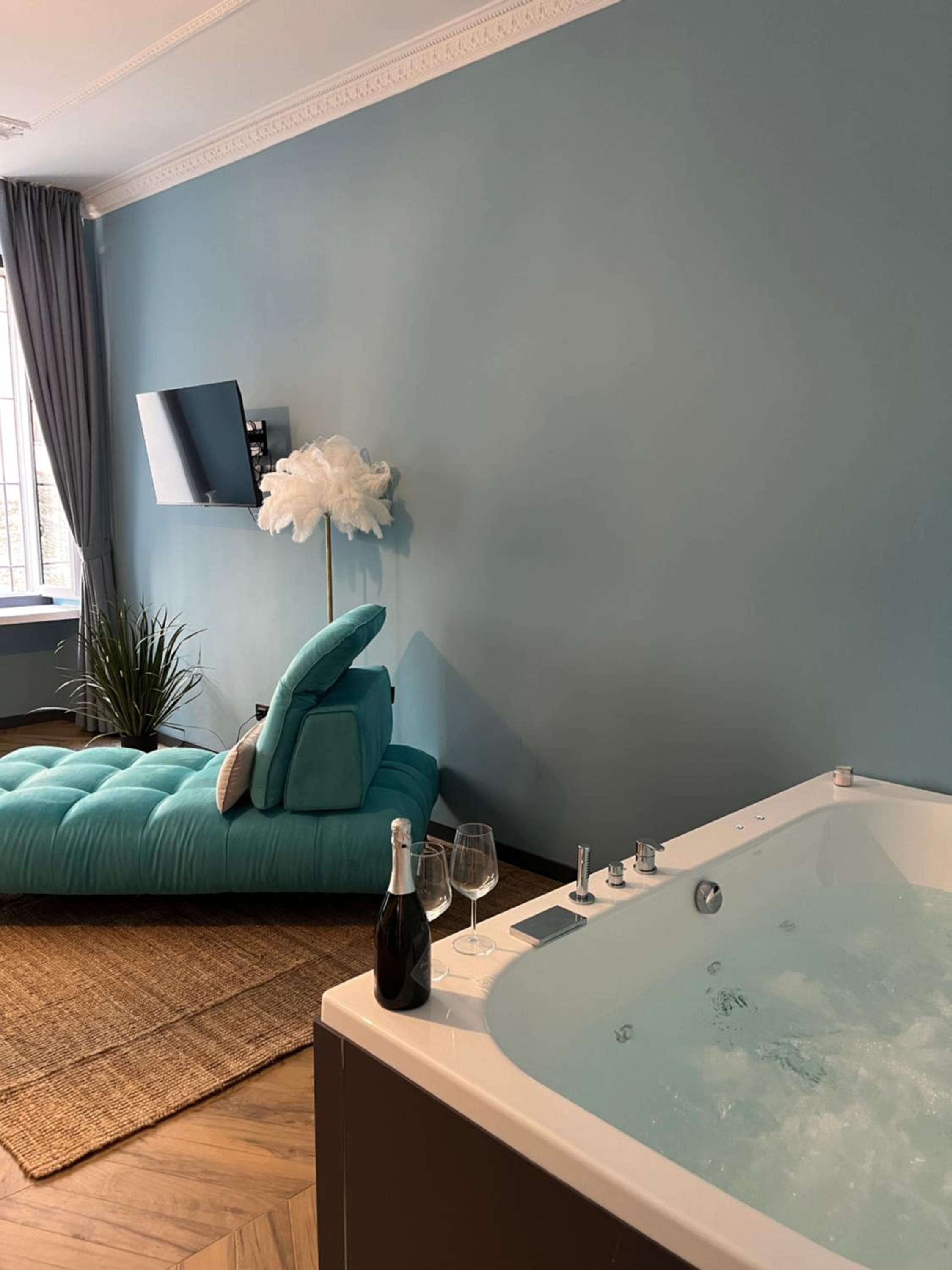 Suite With Hot Tub