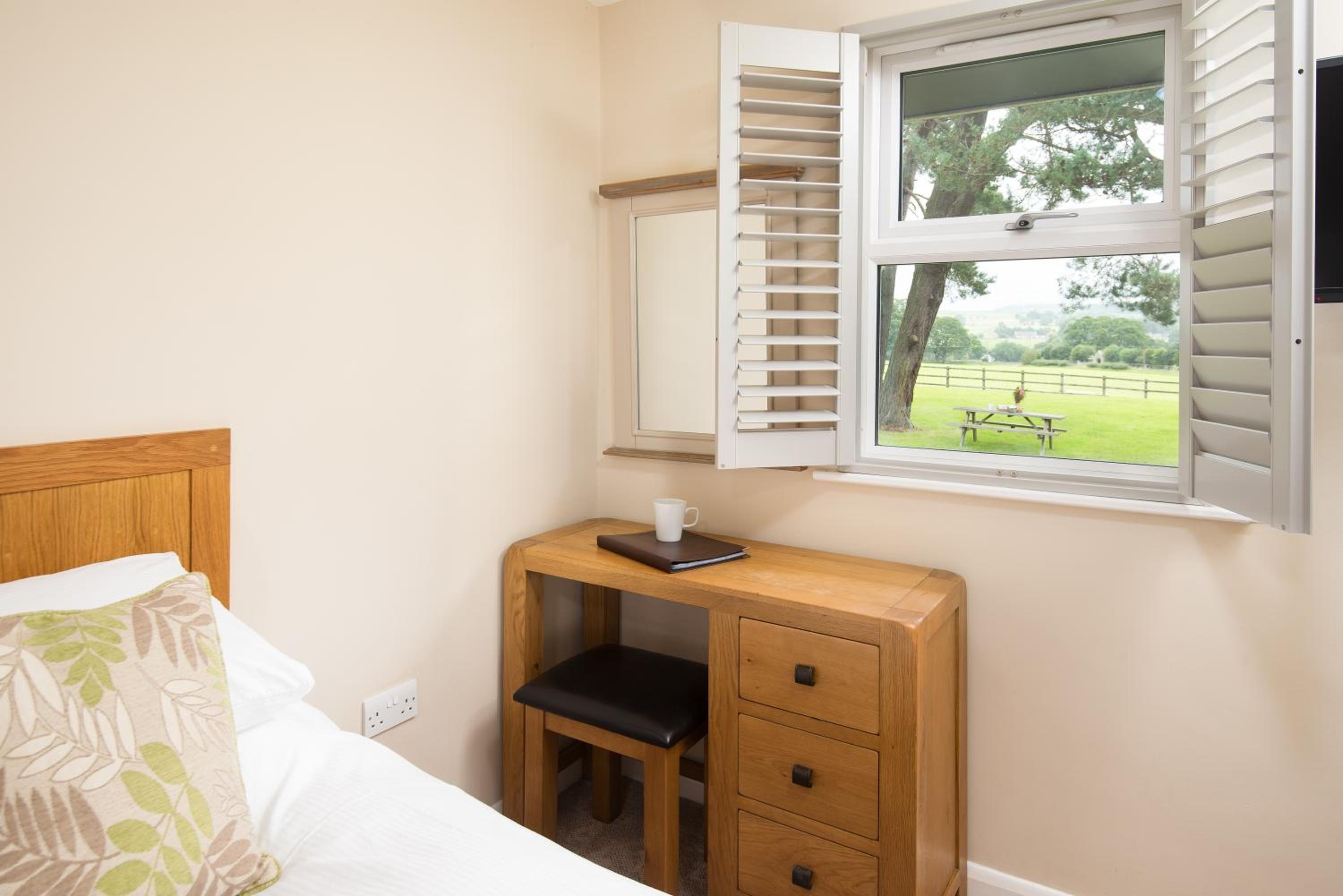 Double or Twin Room with Private Bathroom - Photo 7