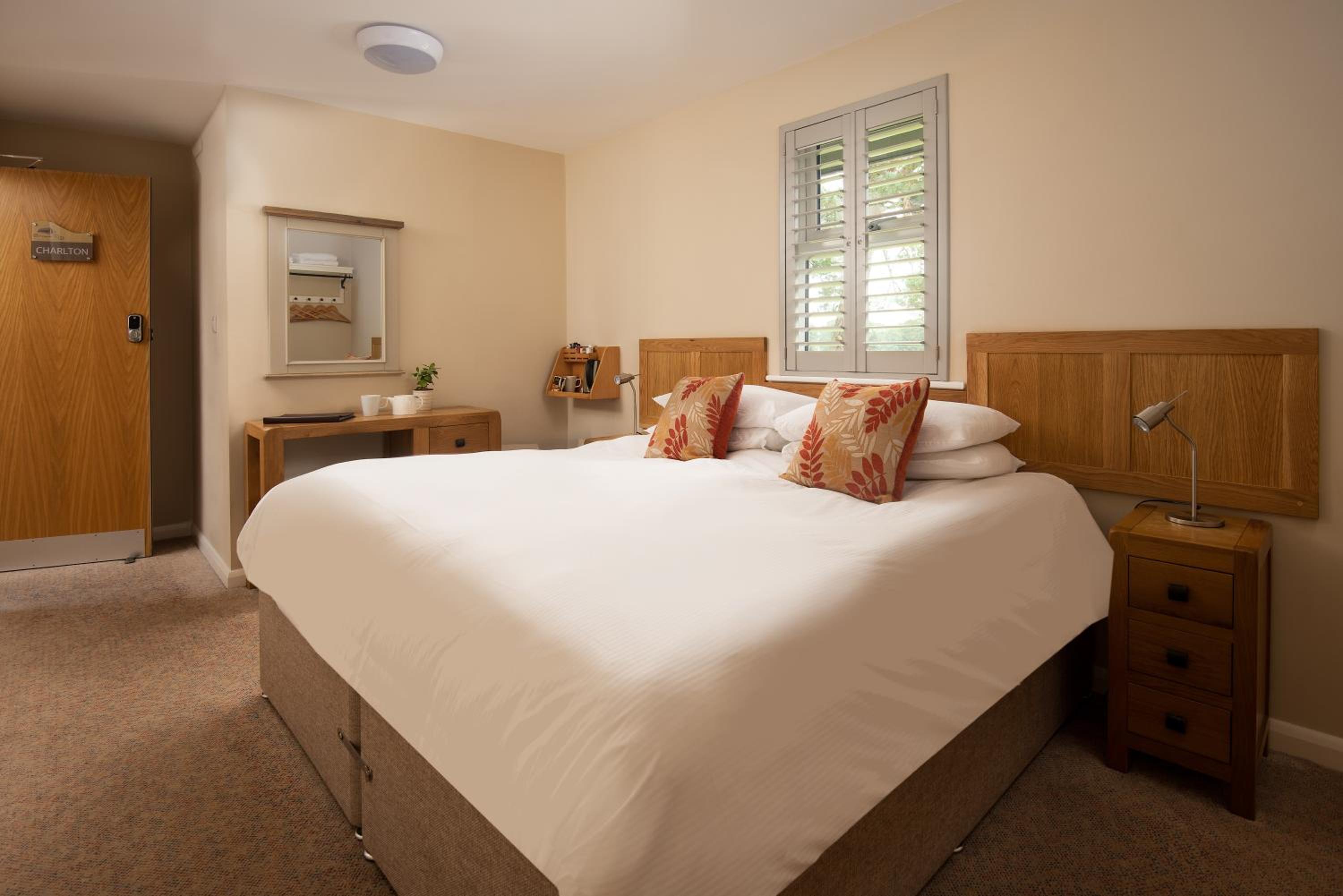 Double or Twin Room with Private Bathroom - Photo 8
