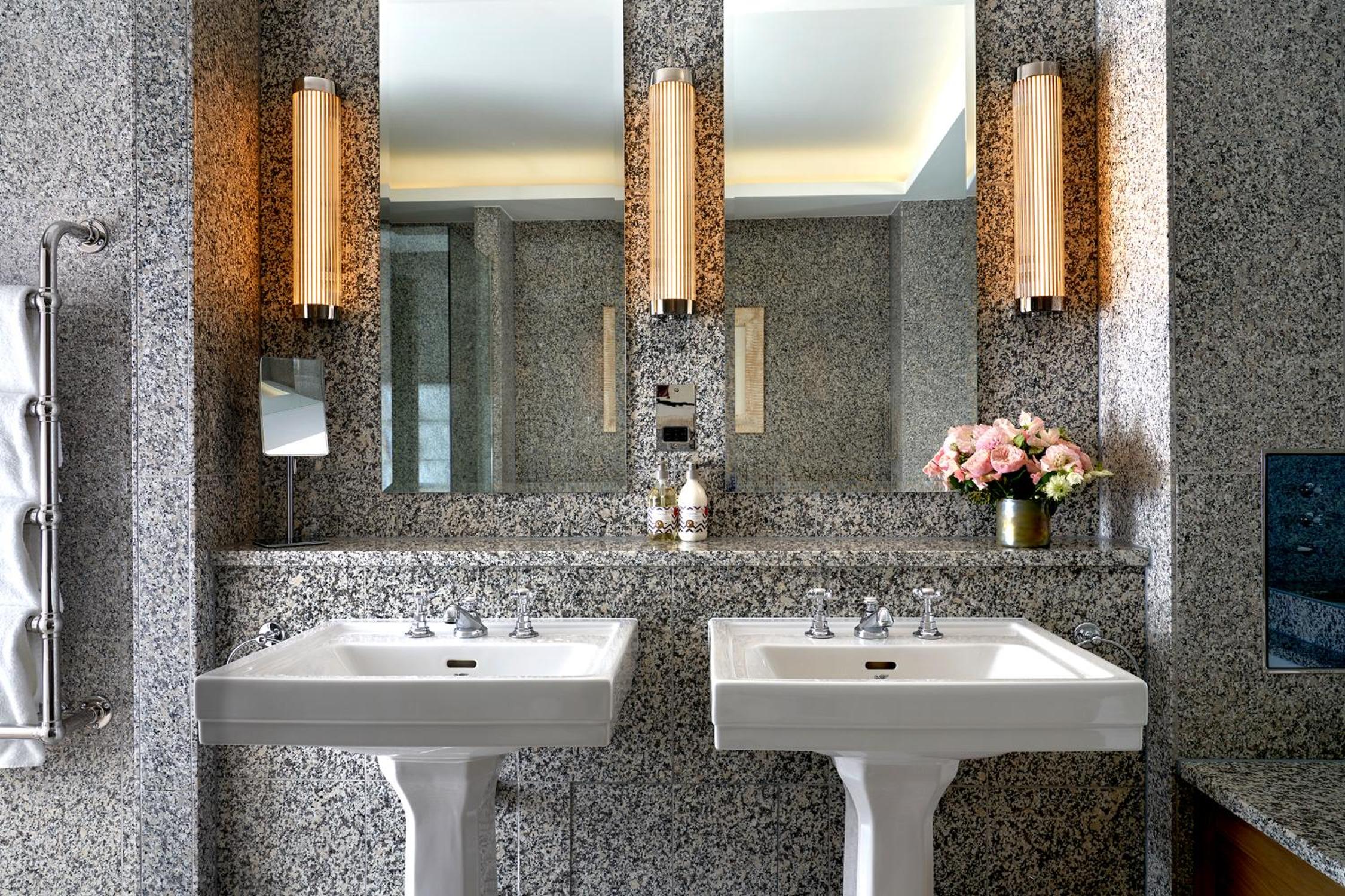 Deluxe Junior Suite photo 2