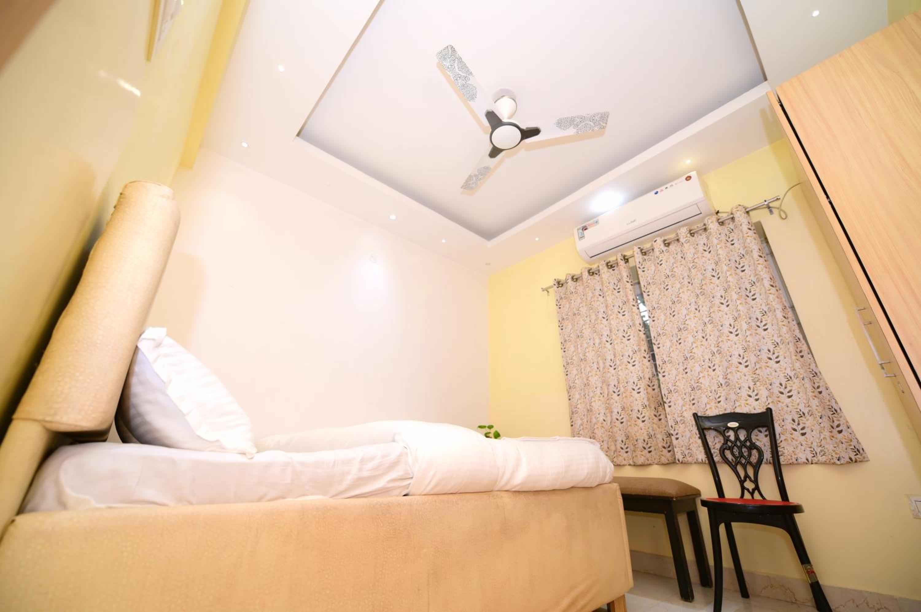 Deluxe King Room - Photo 1