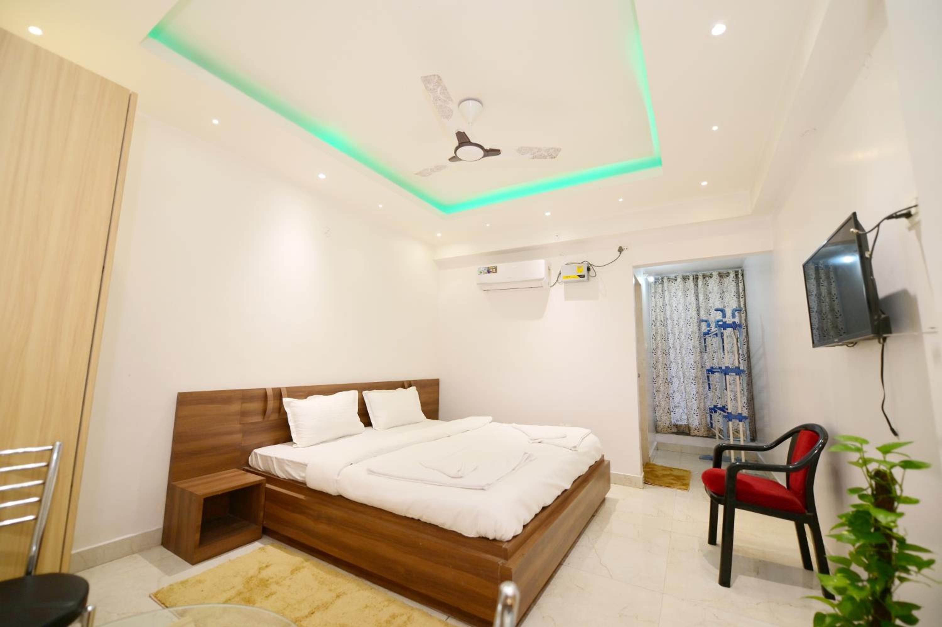 Deluxe King Room - Photo 5