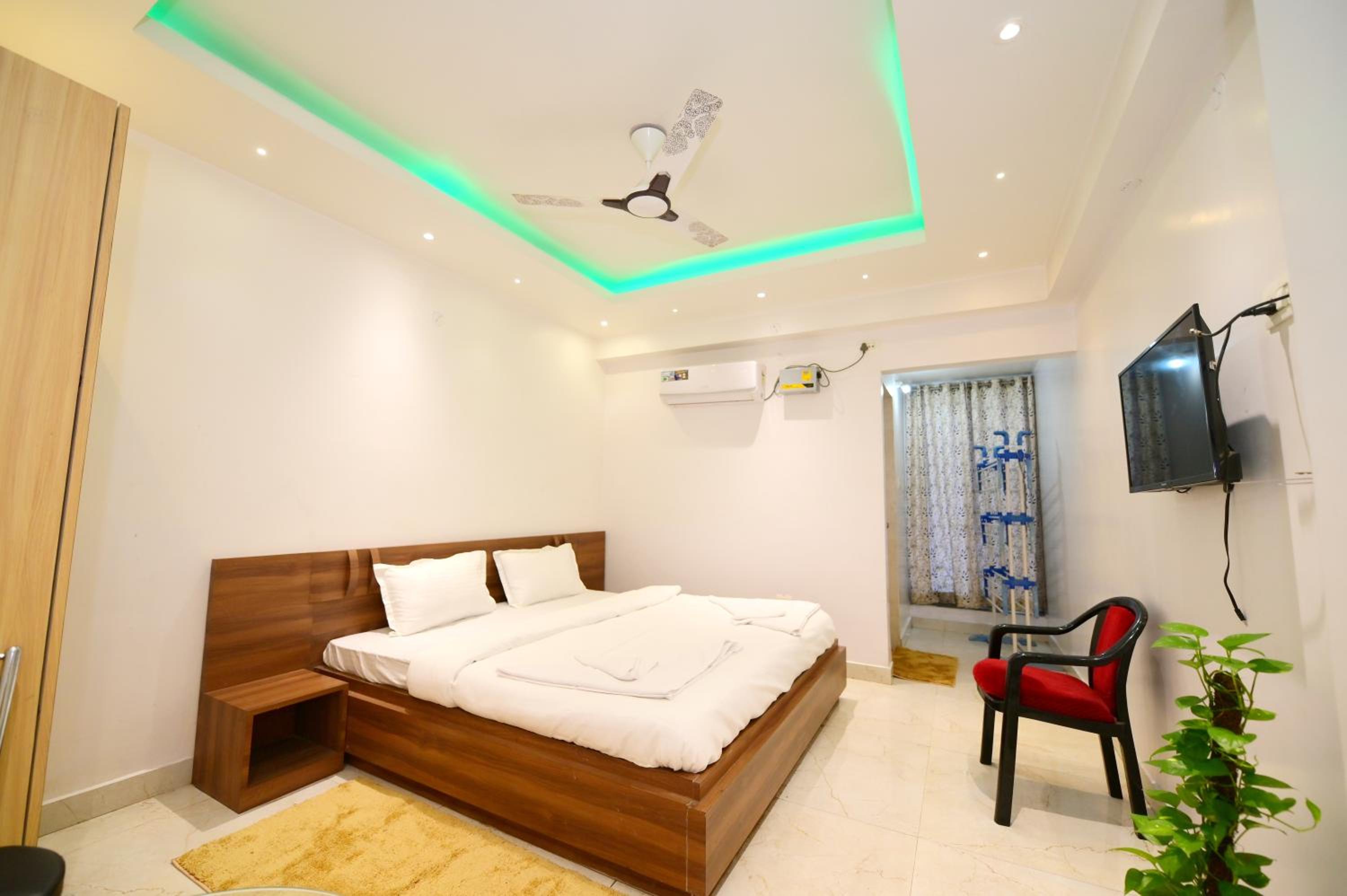 Deluxe King Room - Photo 7