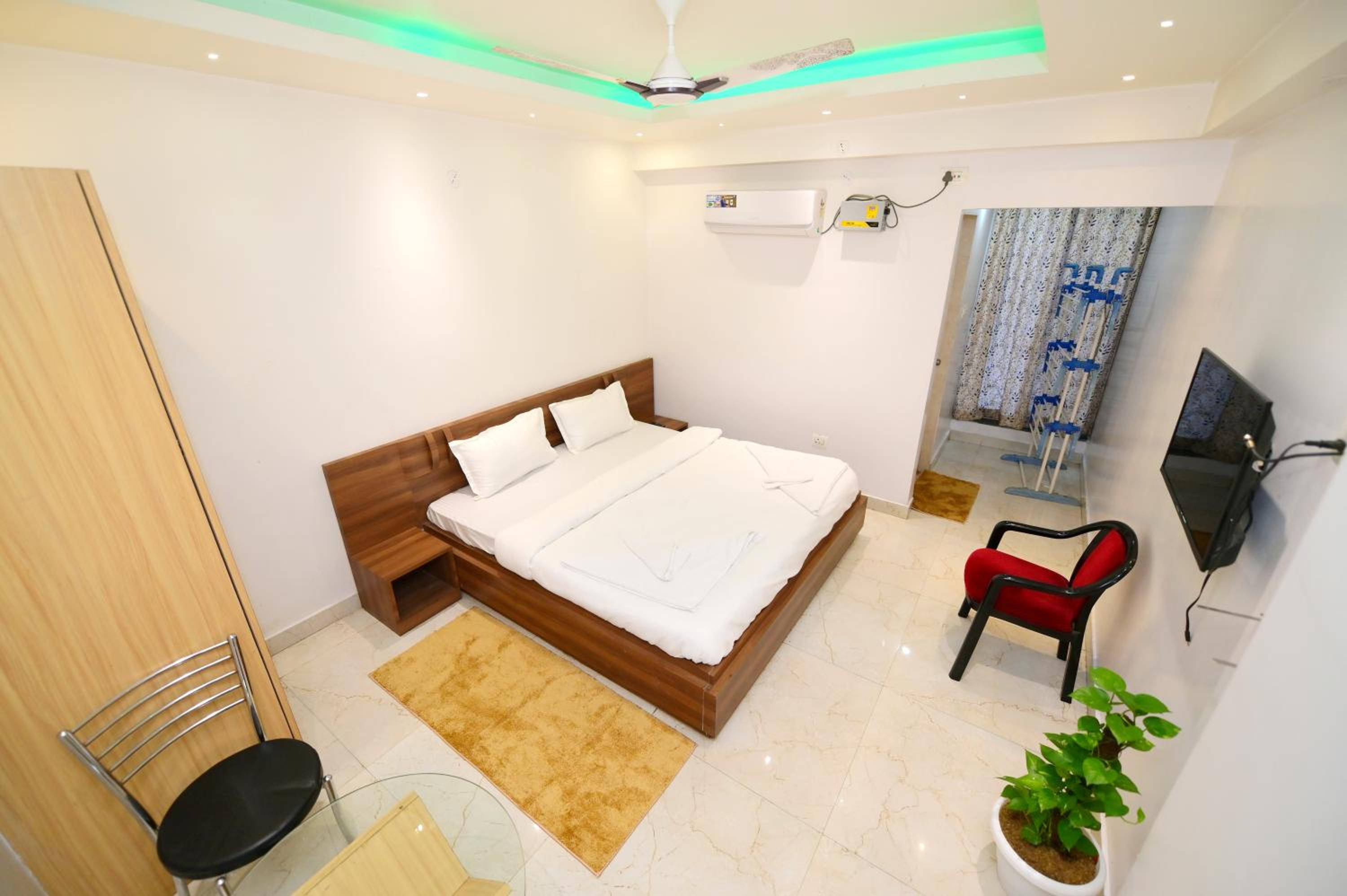Deluxe King Room - Photo 2