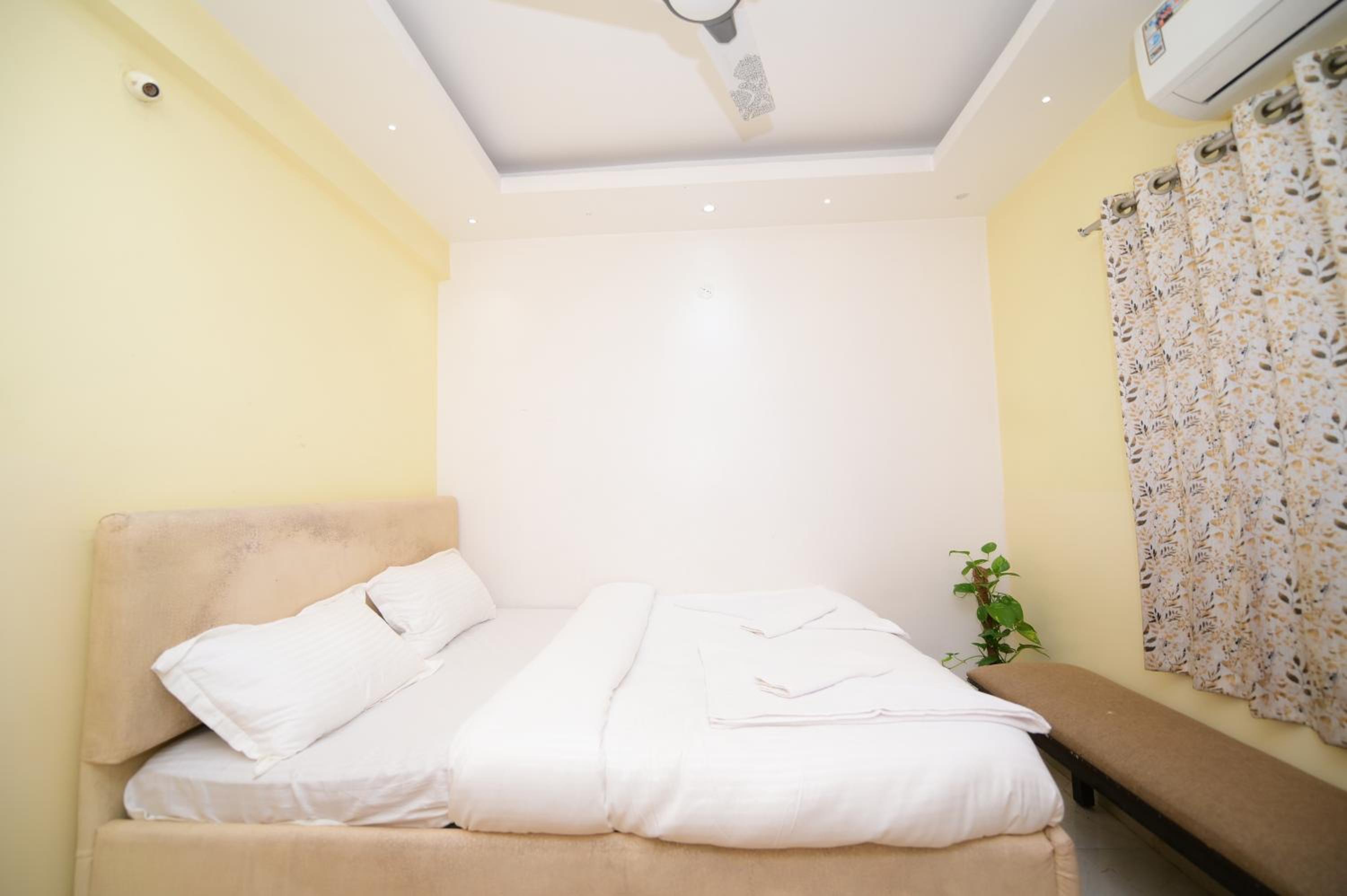 Deluxe King Room - Photo 8