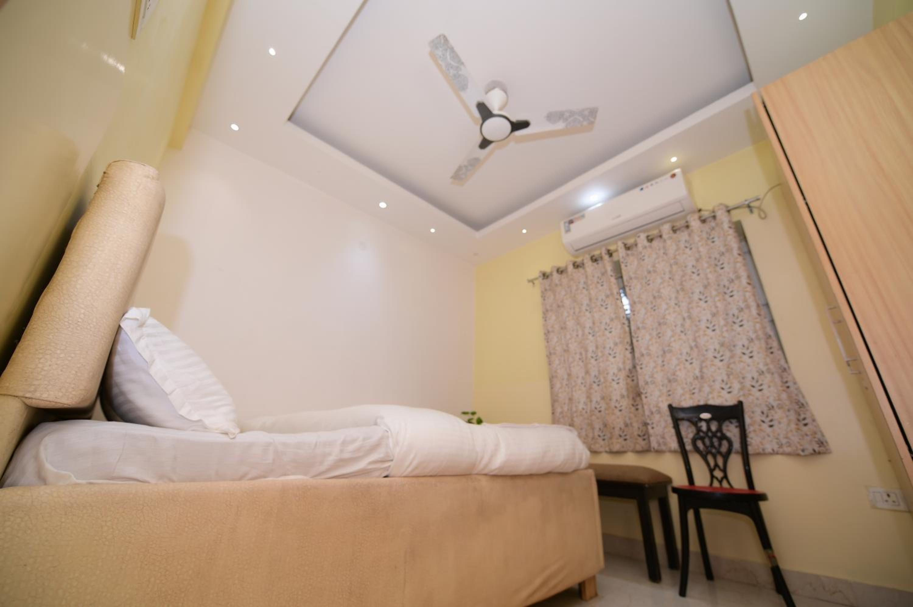 Deluxe King Room - Photo 4