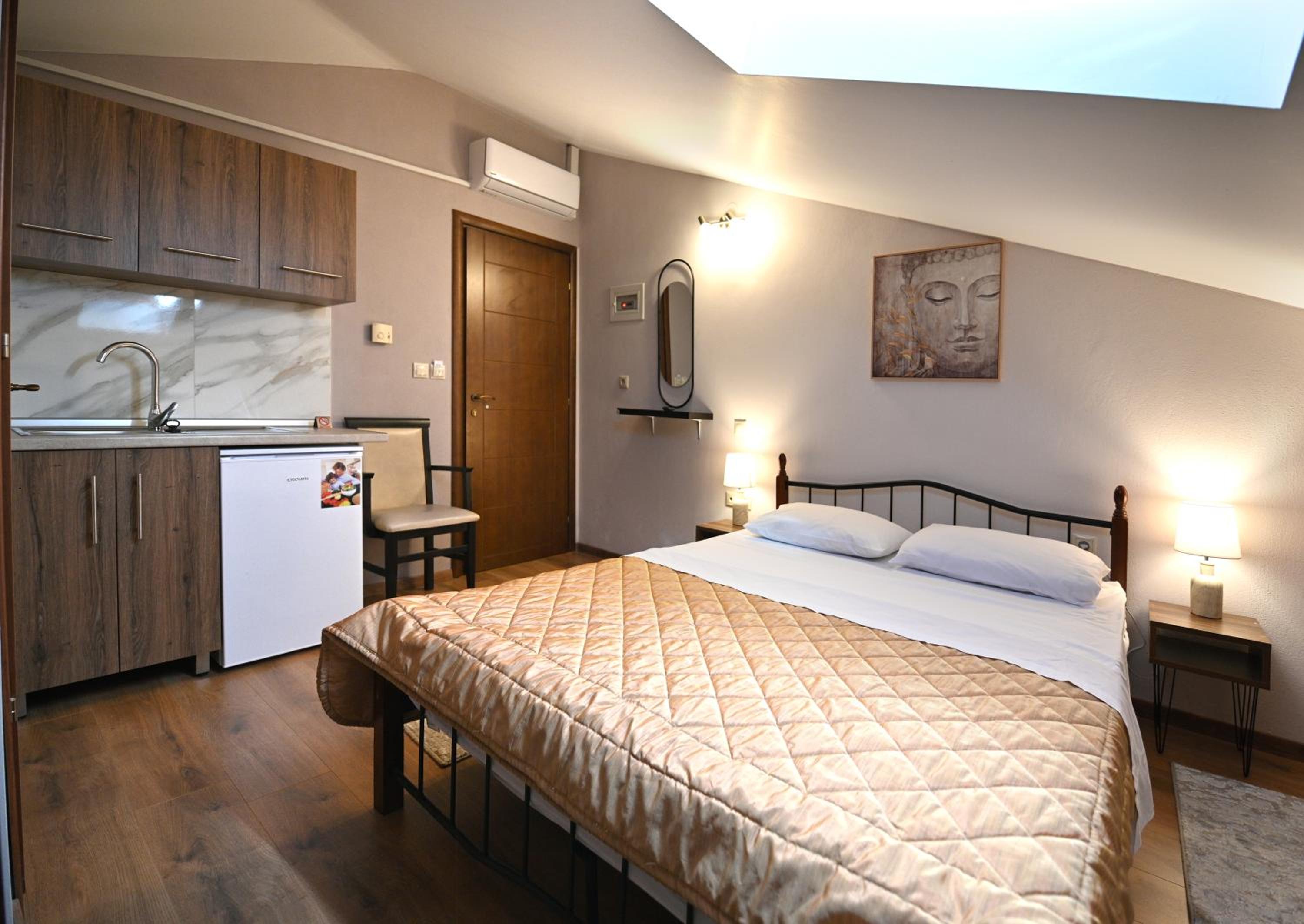 Budget Double Room photo 3