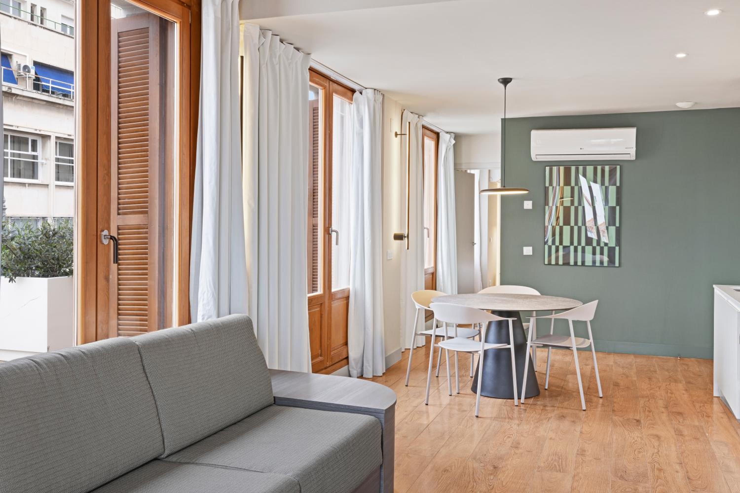 Penthouse Apartment with Terrace - Photo 15