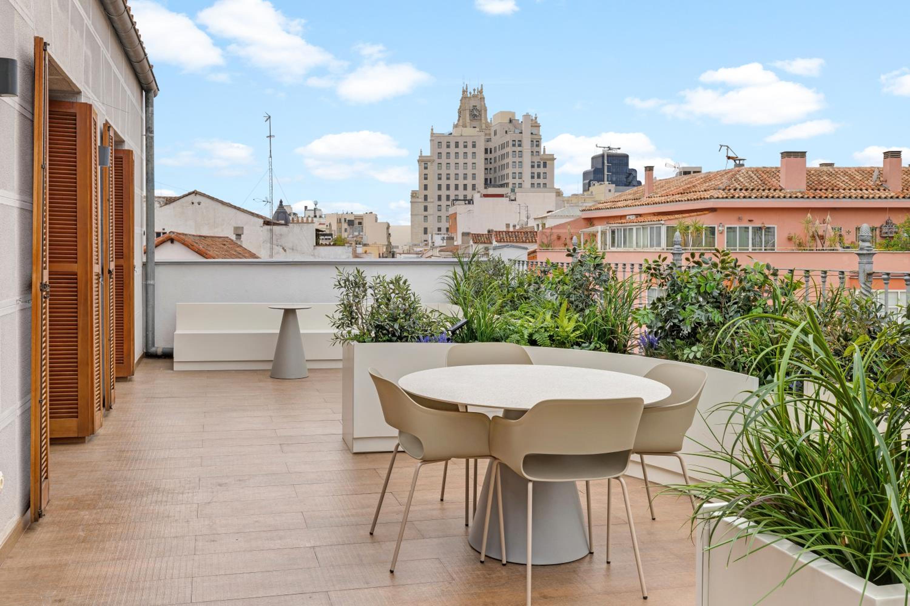Penthouse Apartment with Terrace - Photo 16
