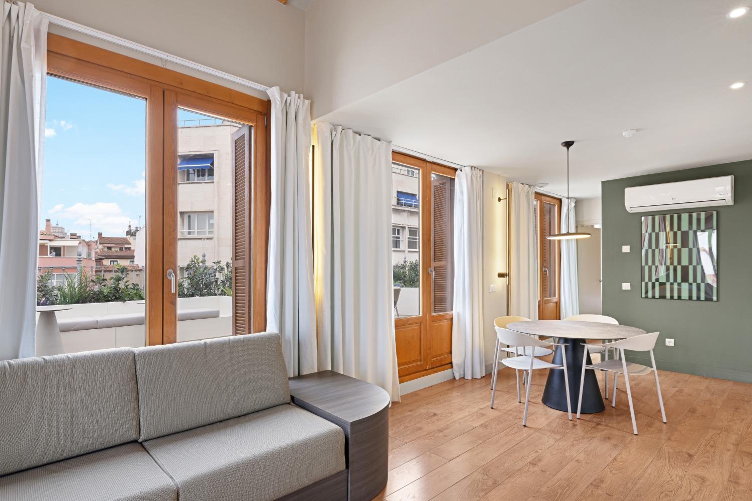 Penthouse Apartment with Terrace - Photo 4