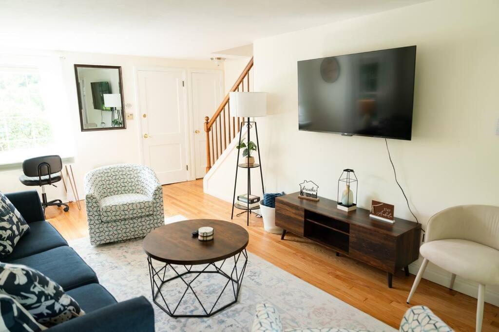 Three-Bedroom House photo 3