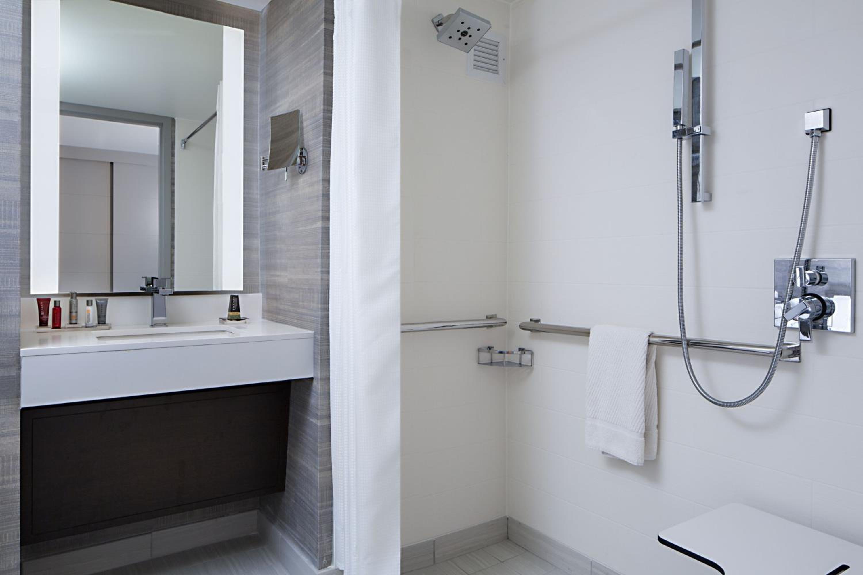 Queen Room with Two Queen Beds and Roll-in Shower - Mobility Accessible - Photo 3