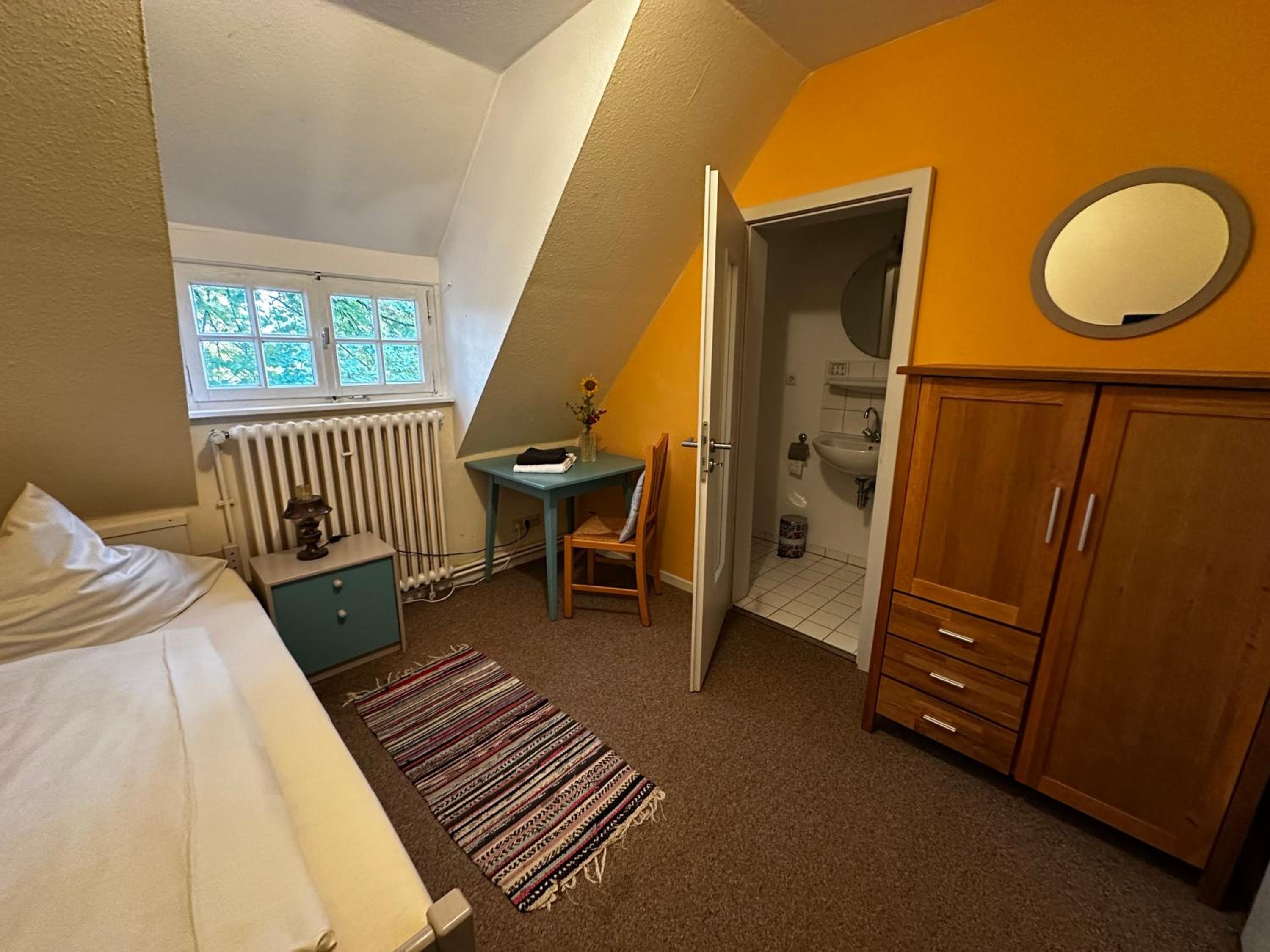 Small Single Room photo 2
