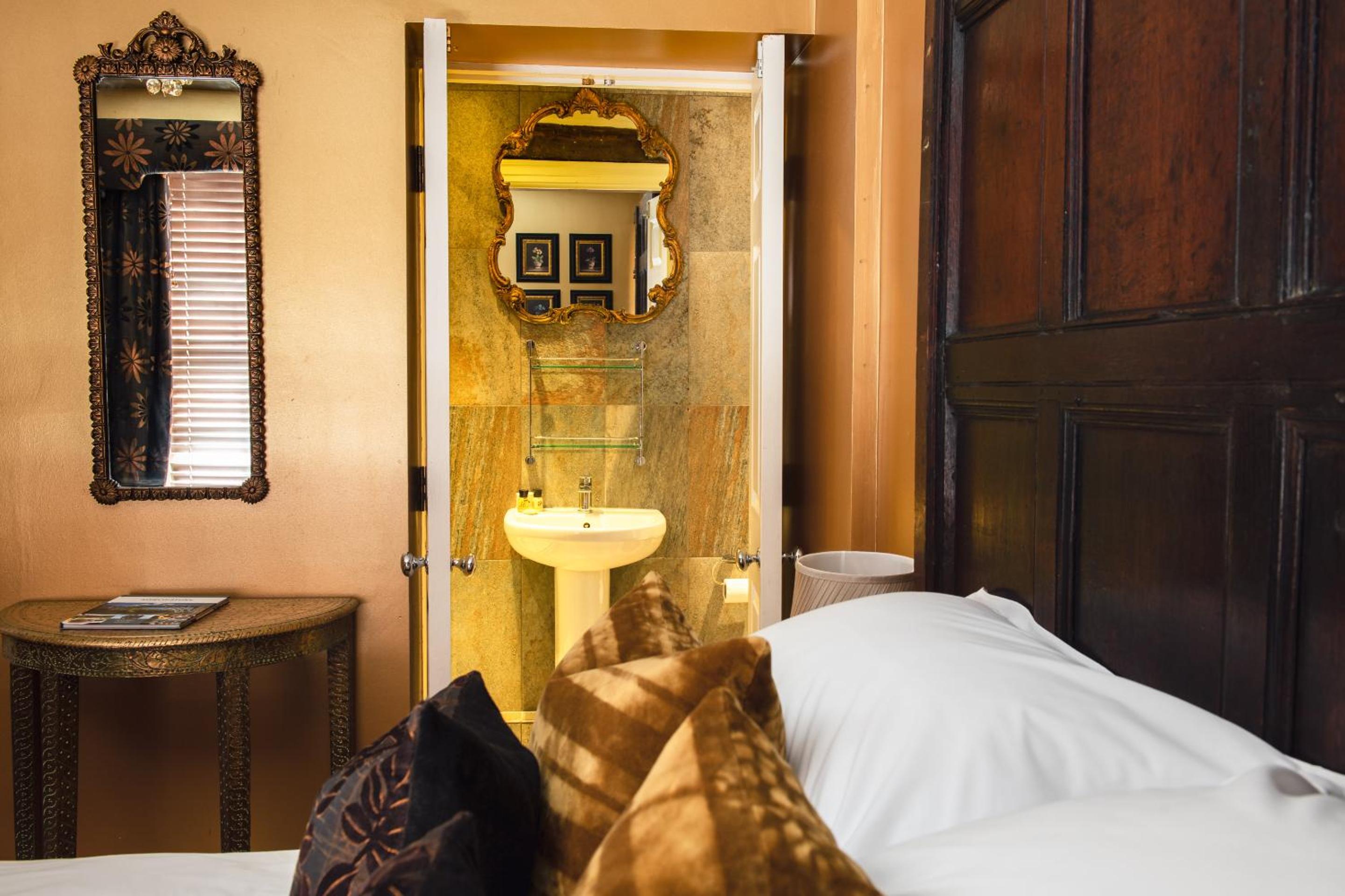 Double Room with Private Bathroom photo 3
